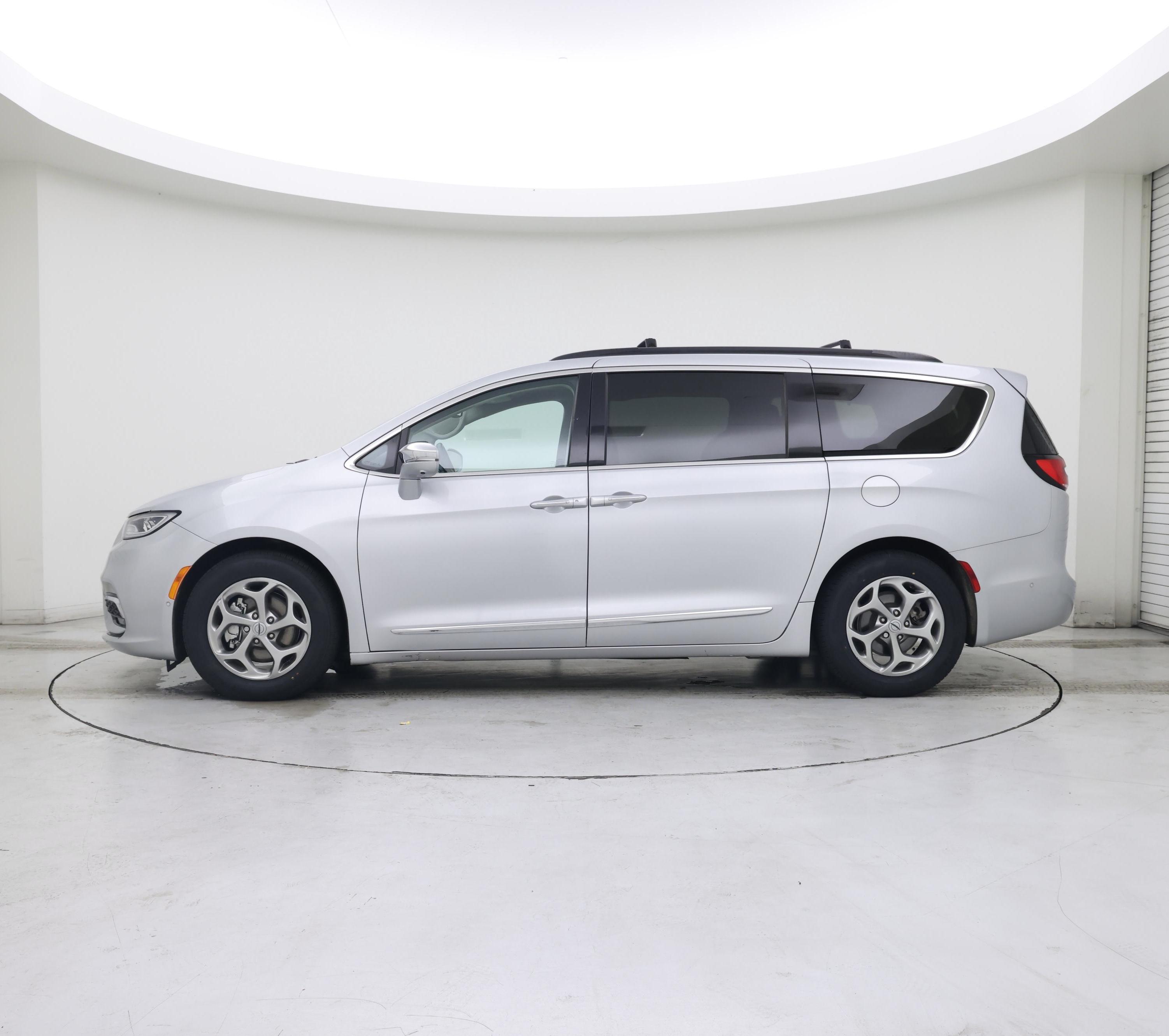Thumbnail: 2022 Chrysler Pacifica - 3