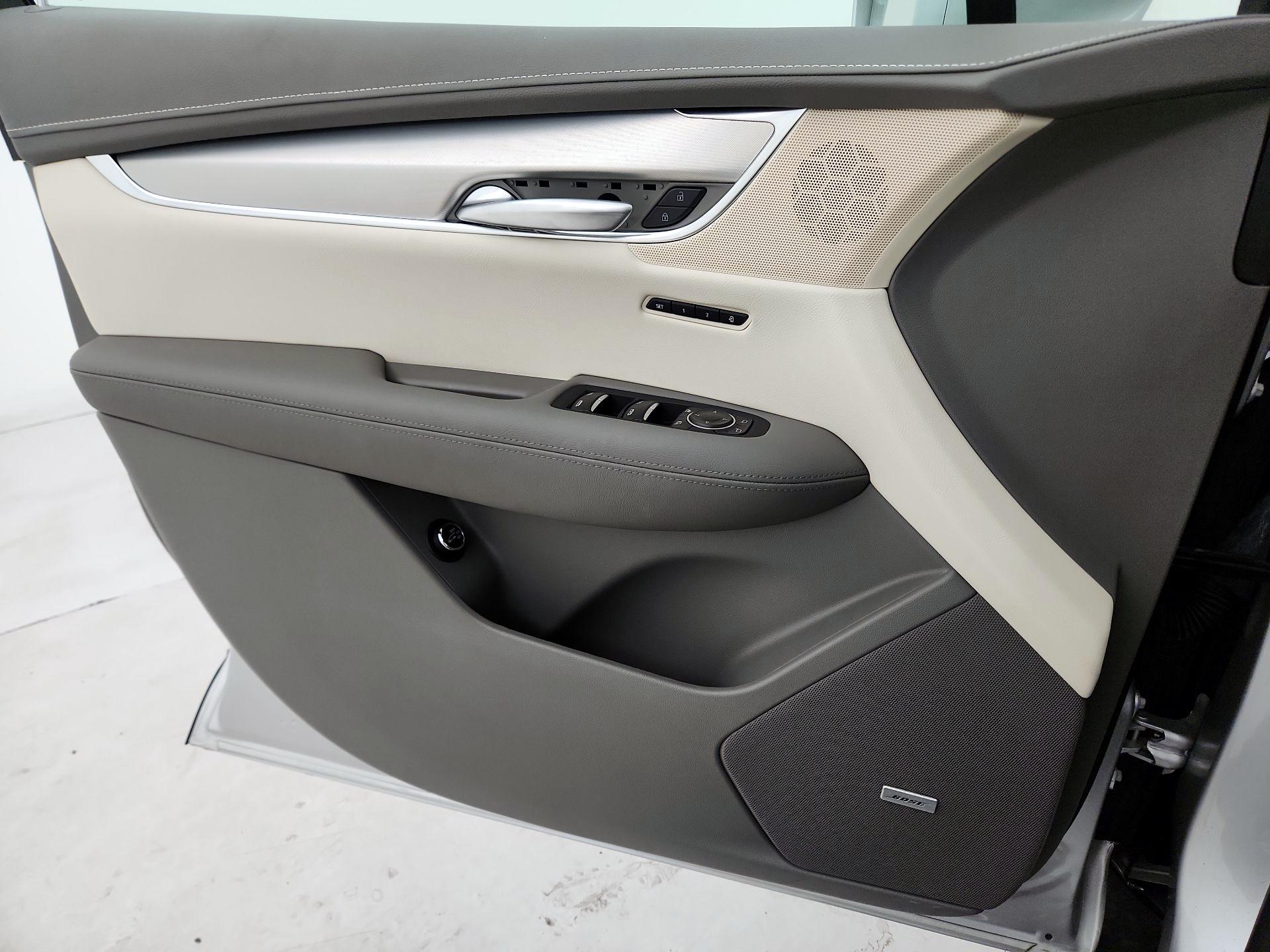 Thumbnail: 2017 Cadillac XT5 - 12
