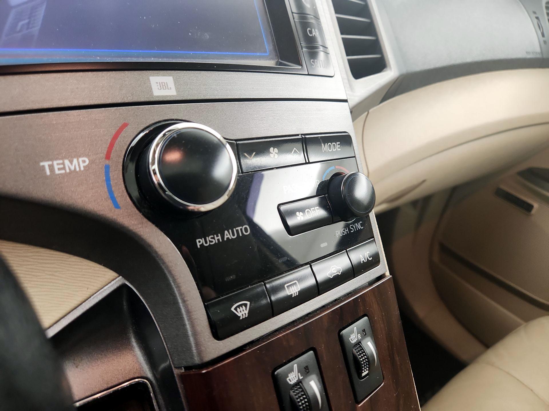 Thumbnail: 2013 Toyota Venza - 16
