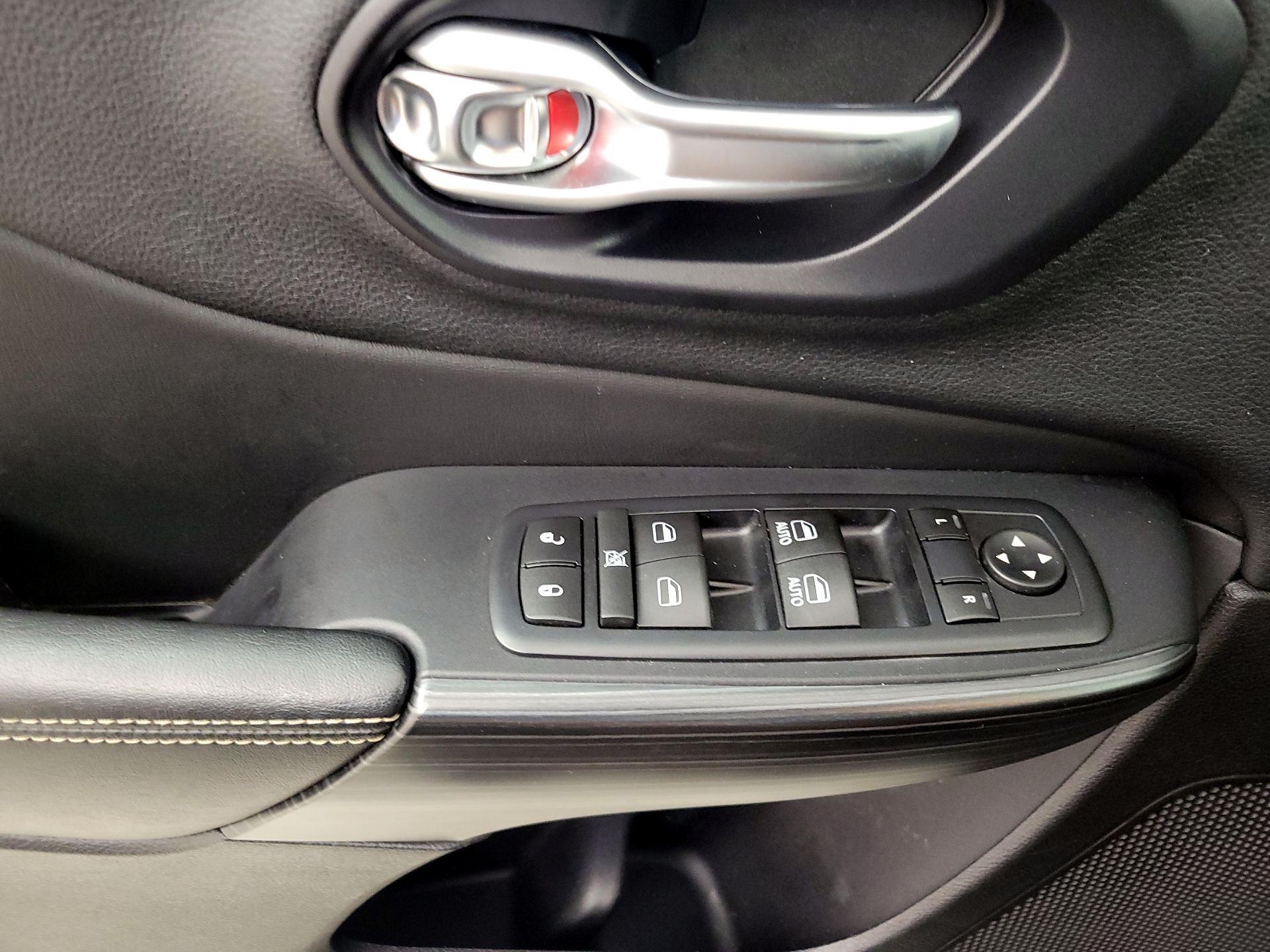 Thumbnail: 2016 Jeep Cherokee - 12