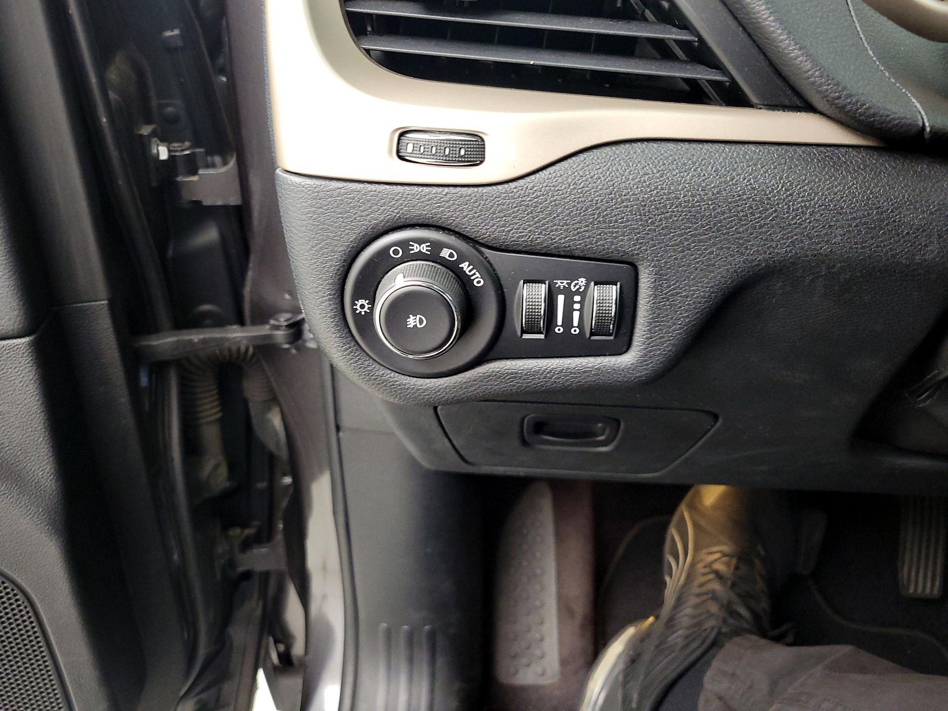 Thumbnail: 2016 Jeep Cherokee - 13