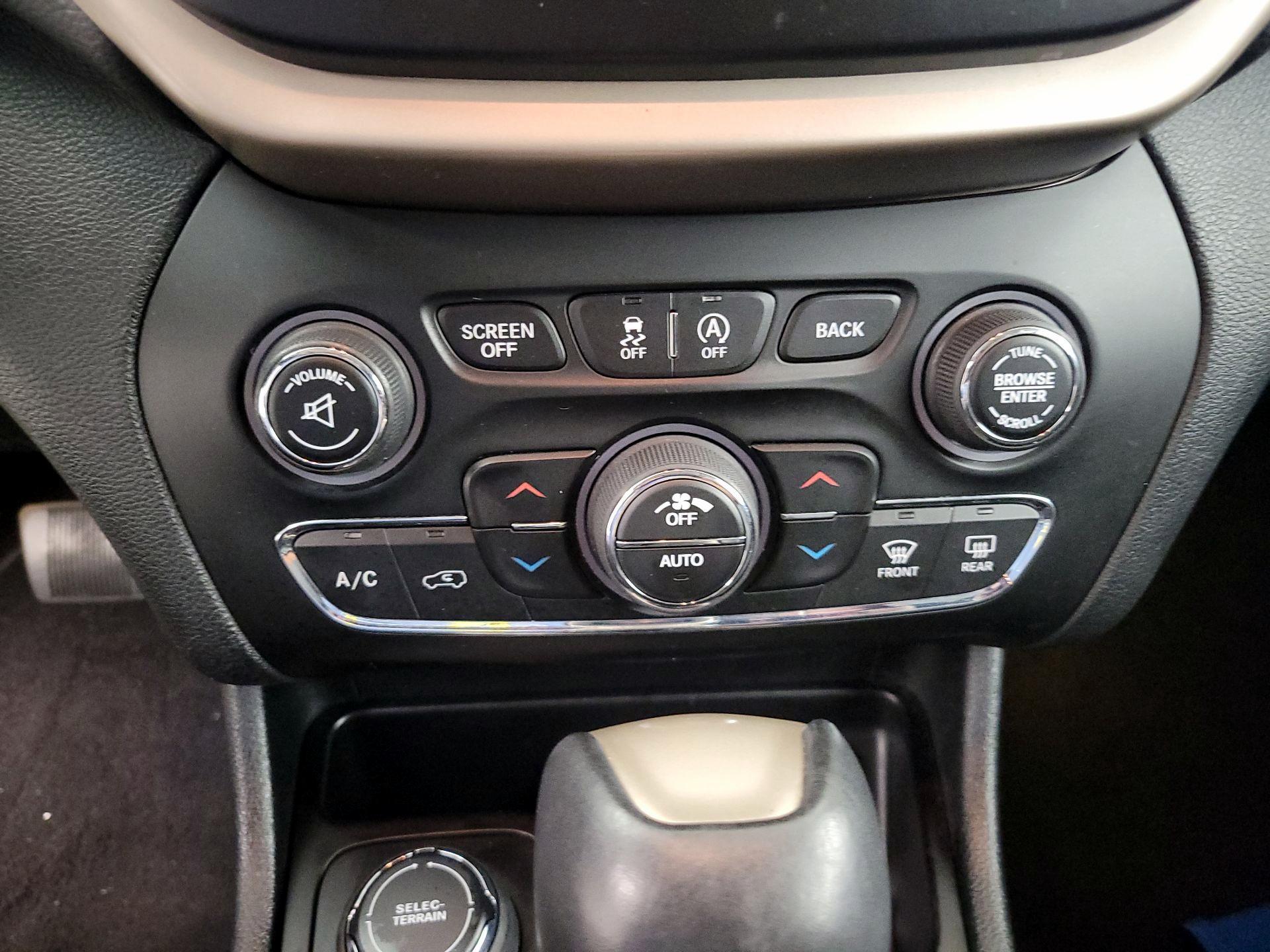 Thumbnail: 2016 Jeep Cherokee - 17