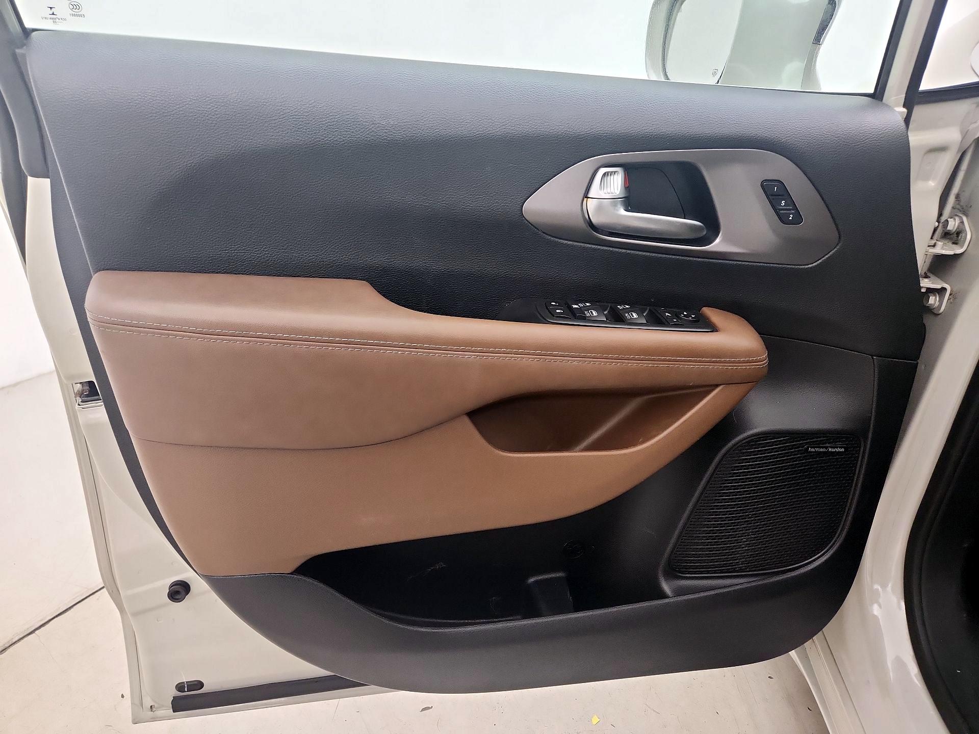 Thumbnail: 2020 Chrysler Pacifica - 12