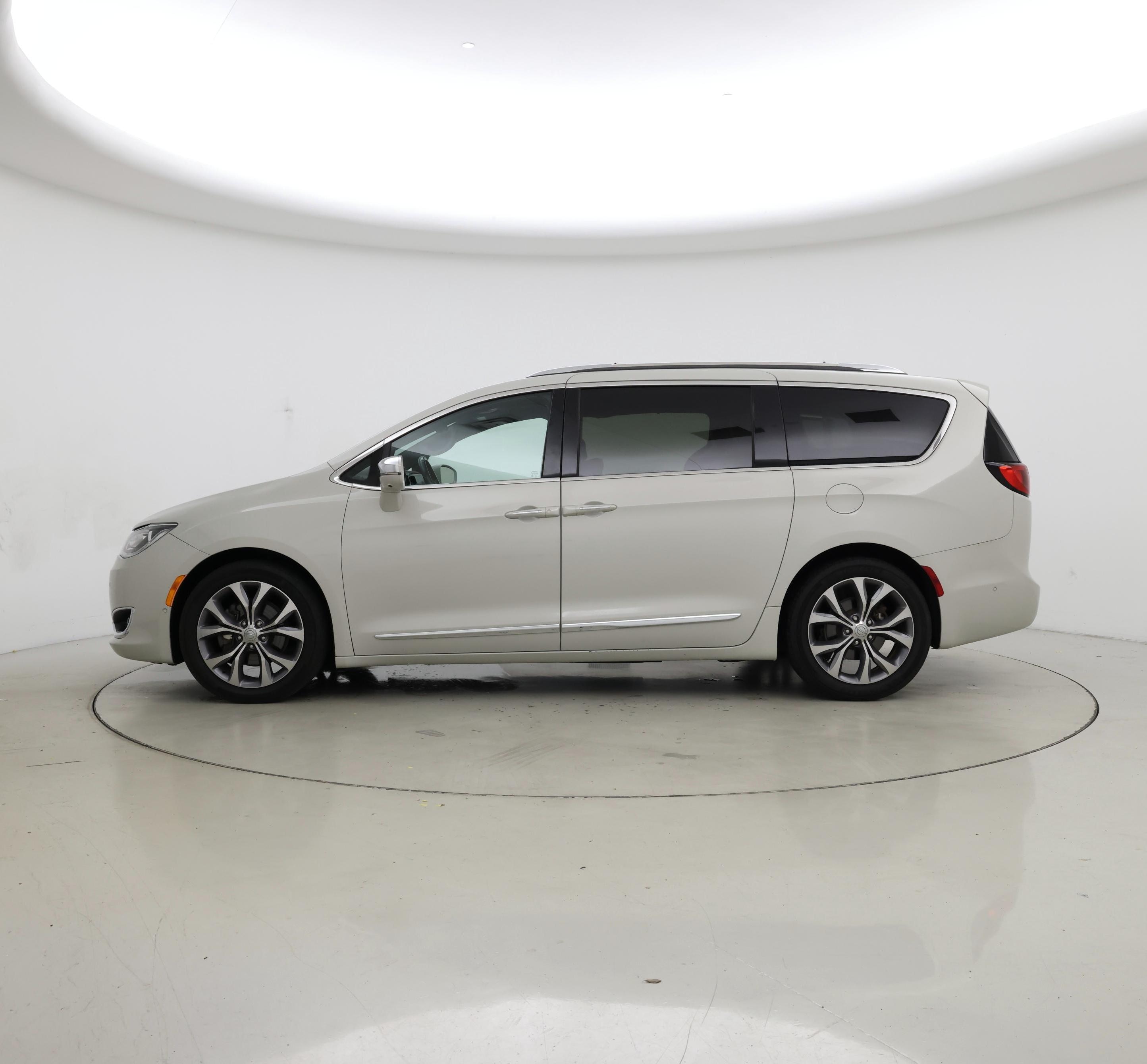 Thumbnail: 2020 Chrysler Pacifica - 3