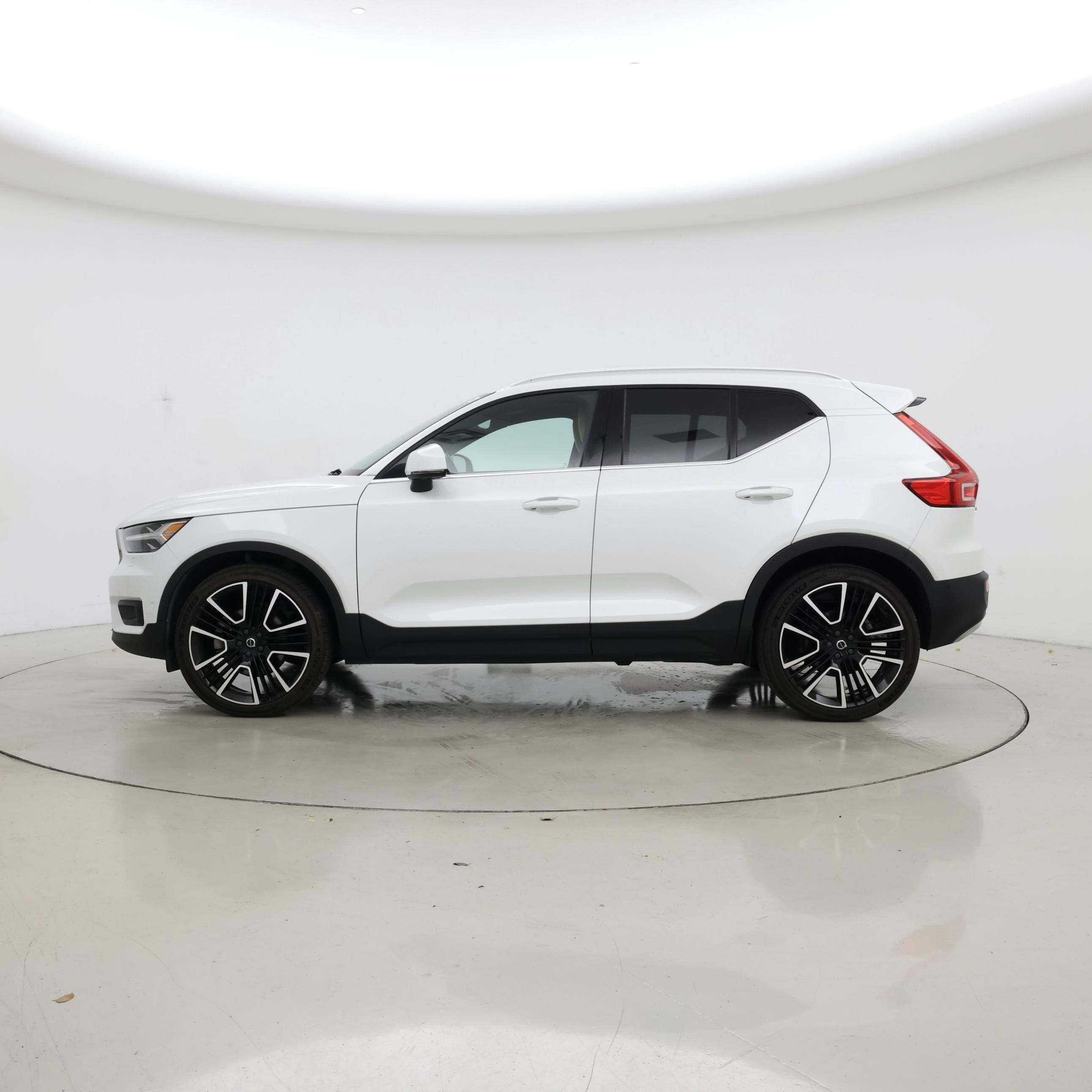 Thumbnail: 2021 Volvo XC40 - 3