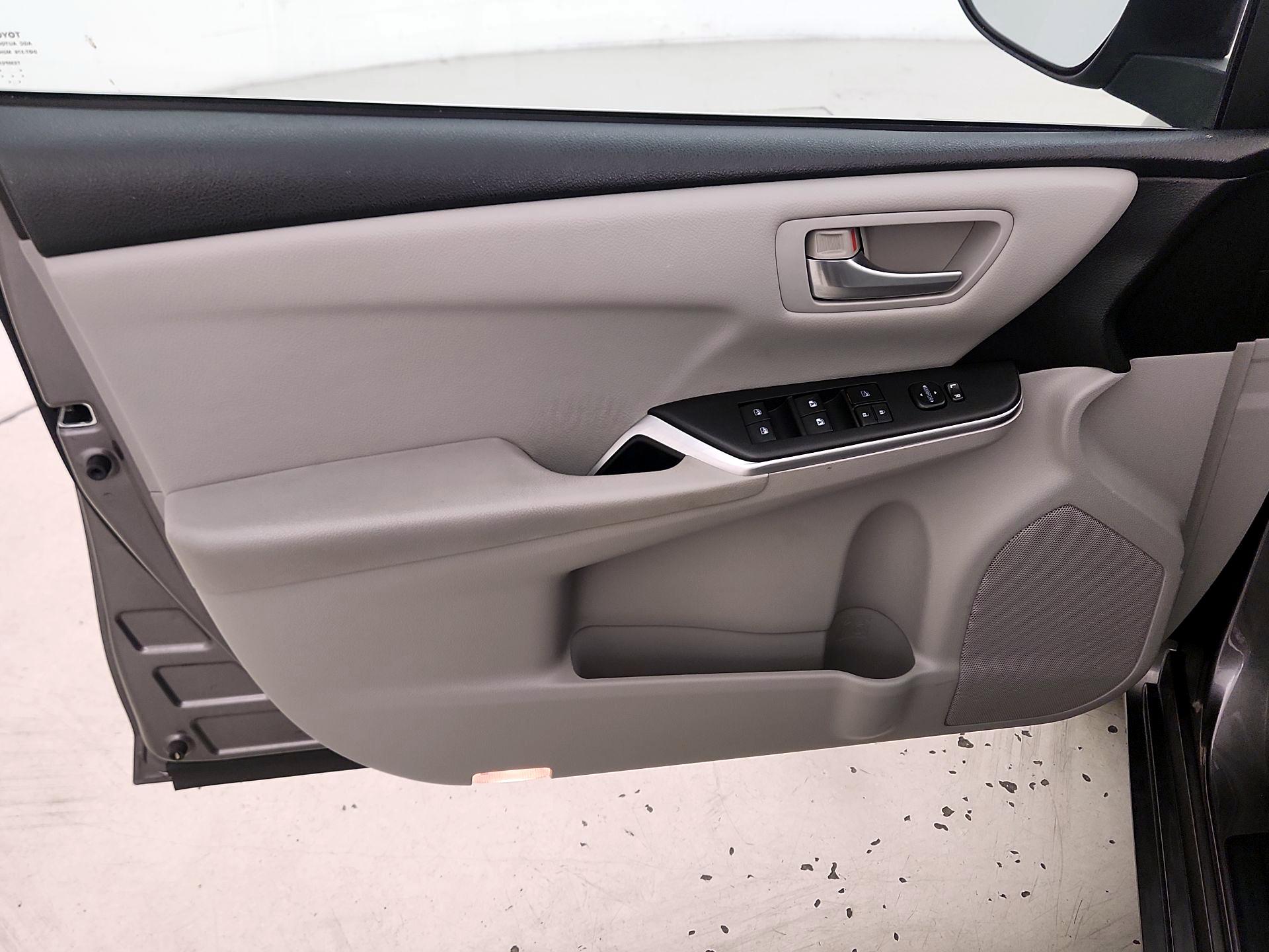 Thumbnail: 2016 Toyota Camry - 12