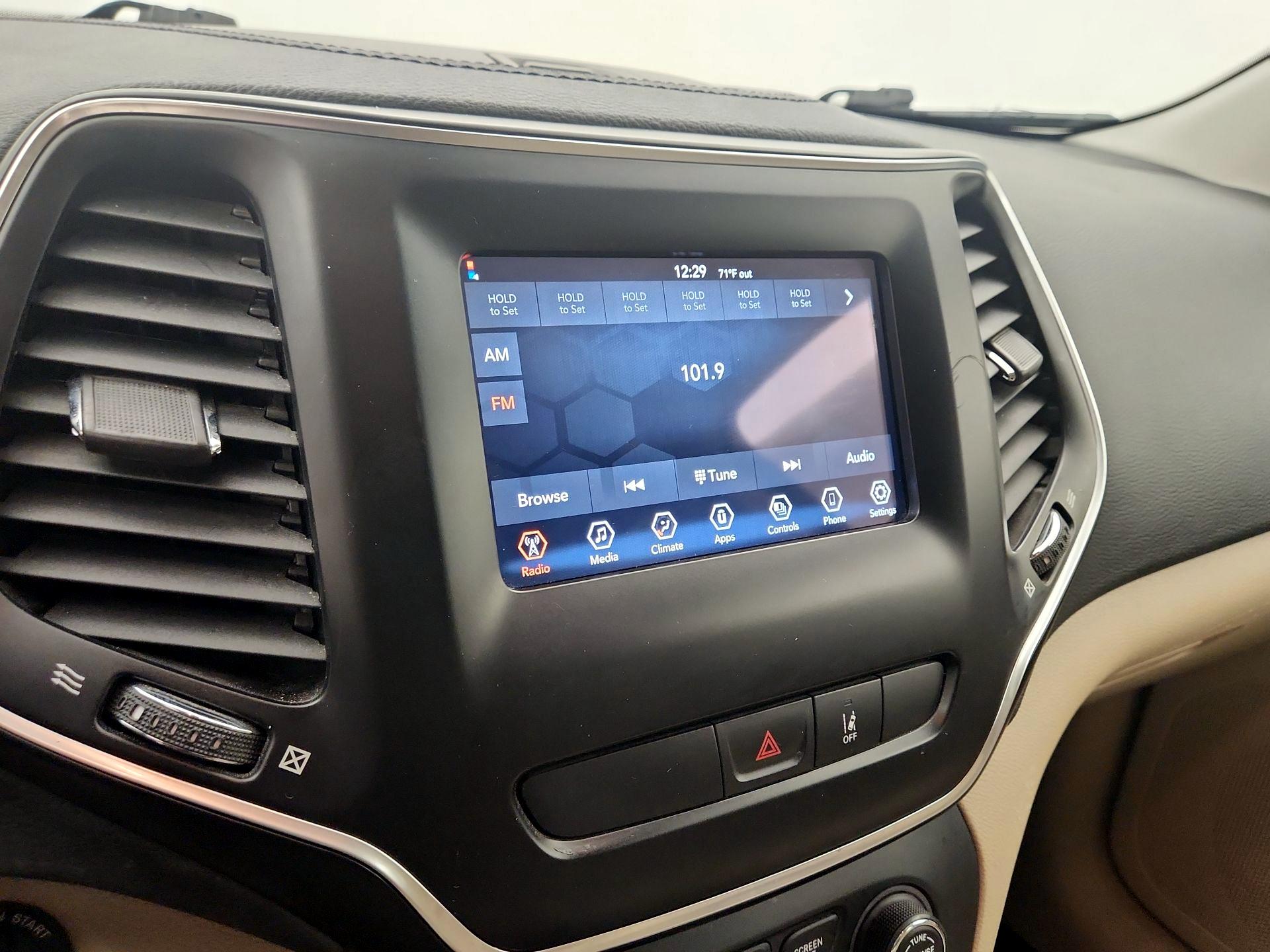 Thumbnail: 2021 Jeep Cherokee - 15