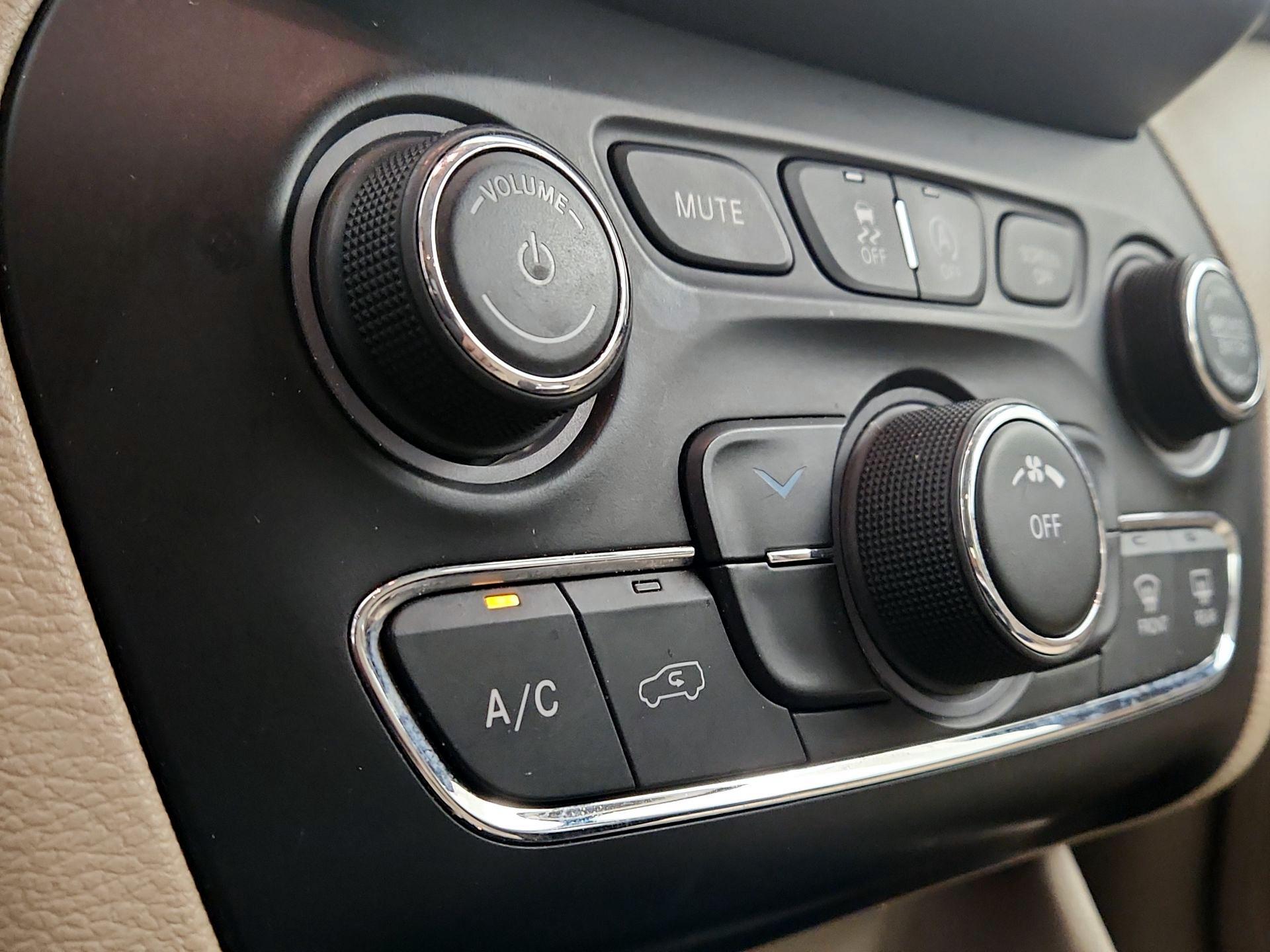 Thumbnail: 2021 Jeep Cherokee - 16