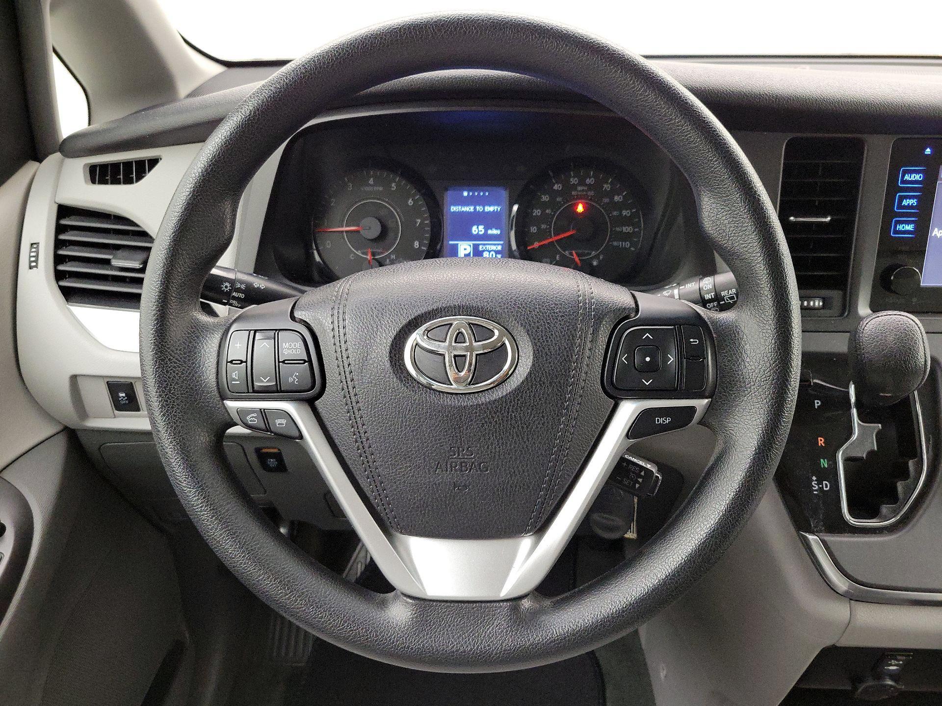 Thumbnail: 2017 Toyota Sienna - 10