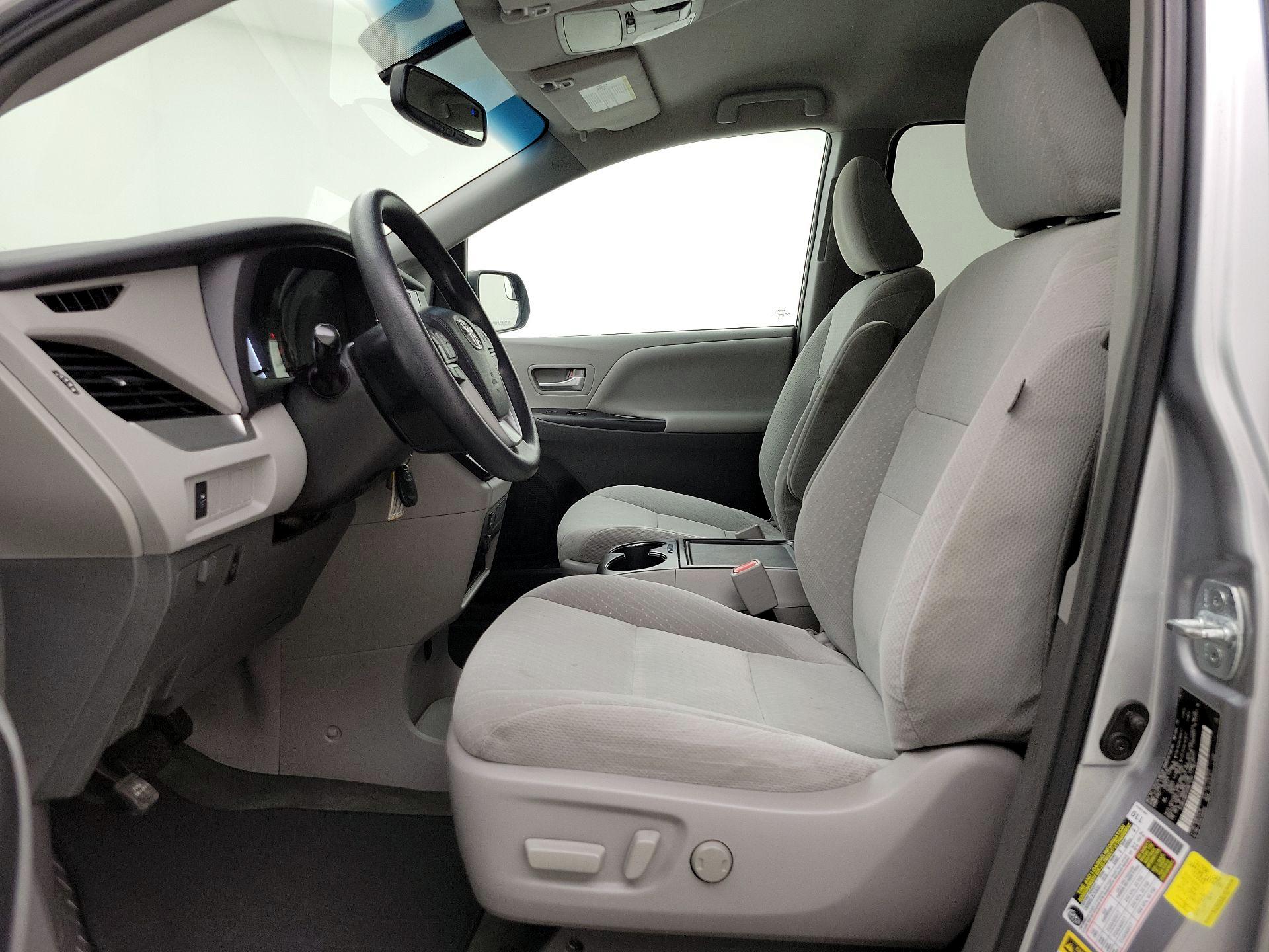 Thumbnail: 2017 Toyota Sienna - 11