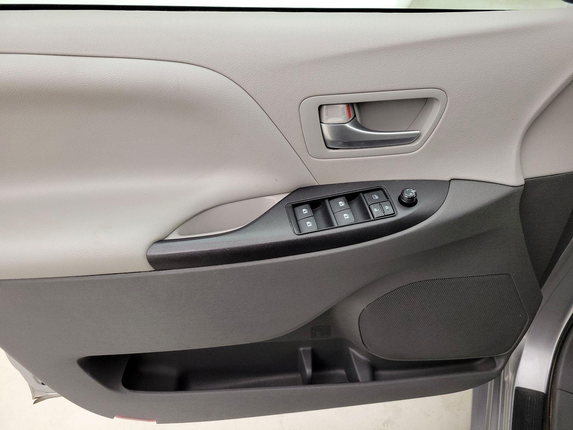 Thumbnail: 2017 Toyota Sienna - 12