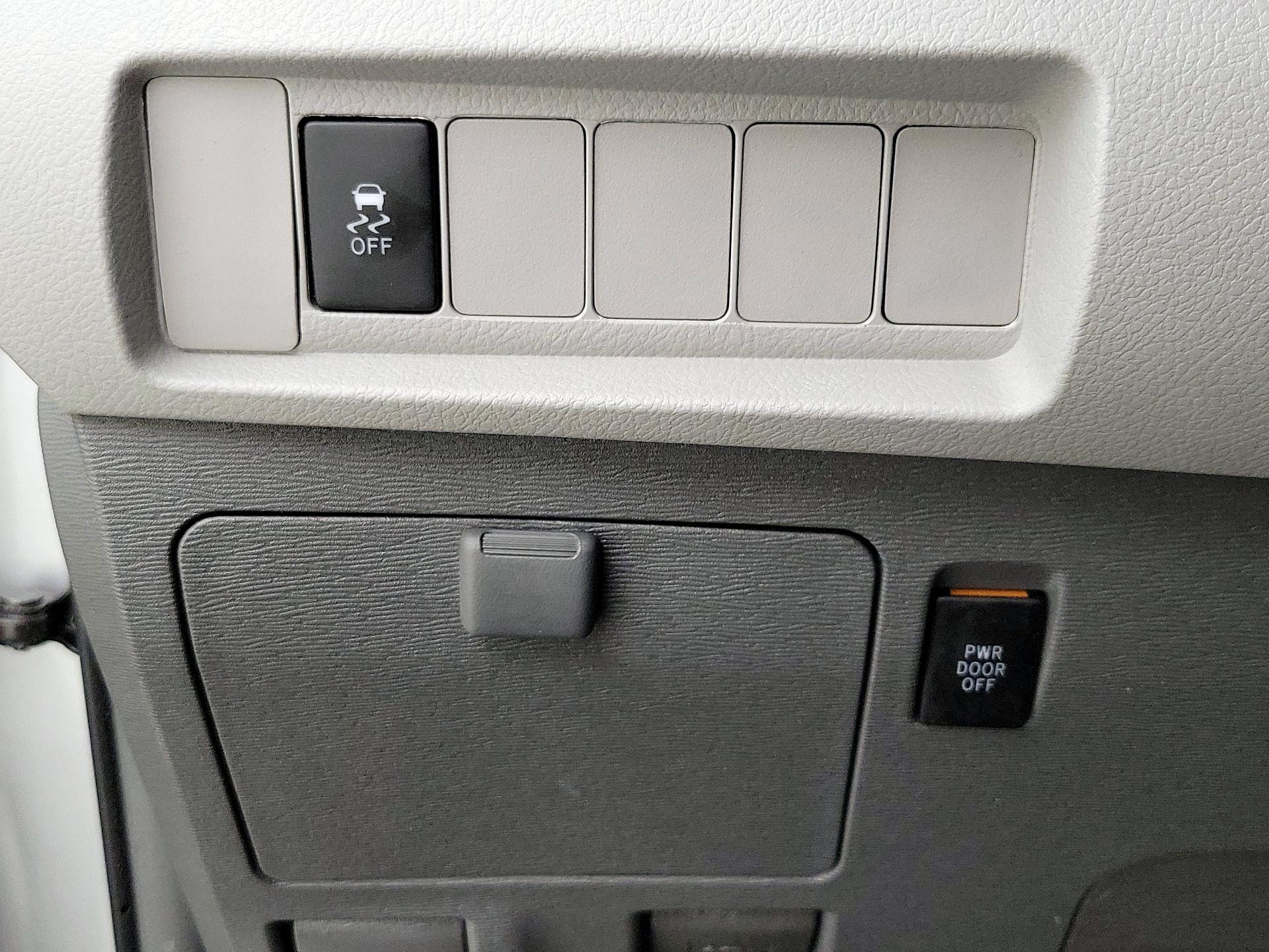 Thumbnail: 2017 Toyota Sienna - 13