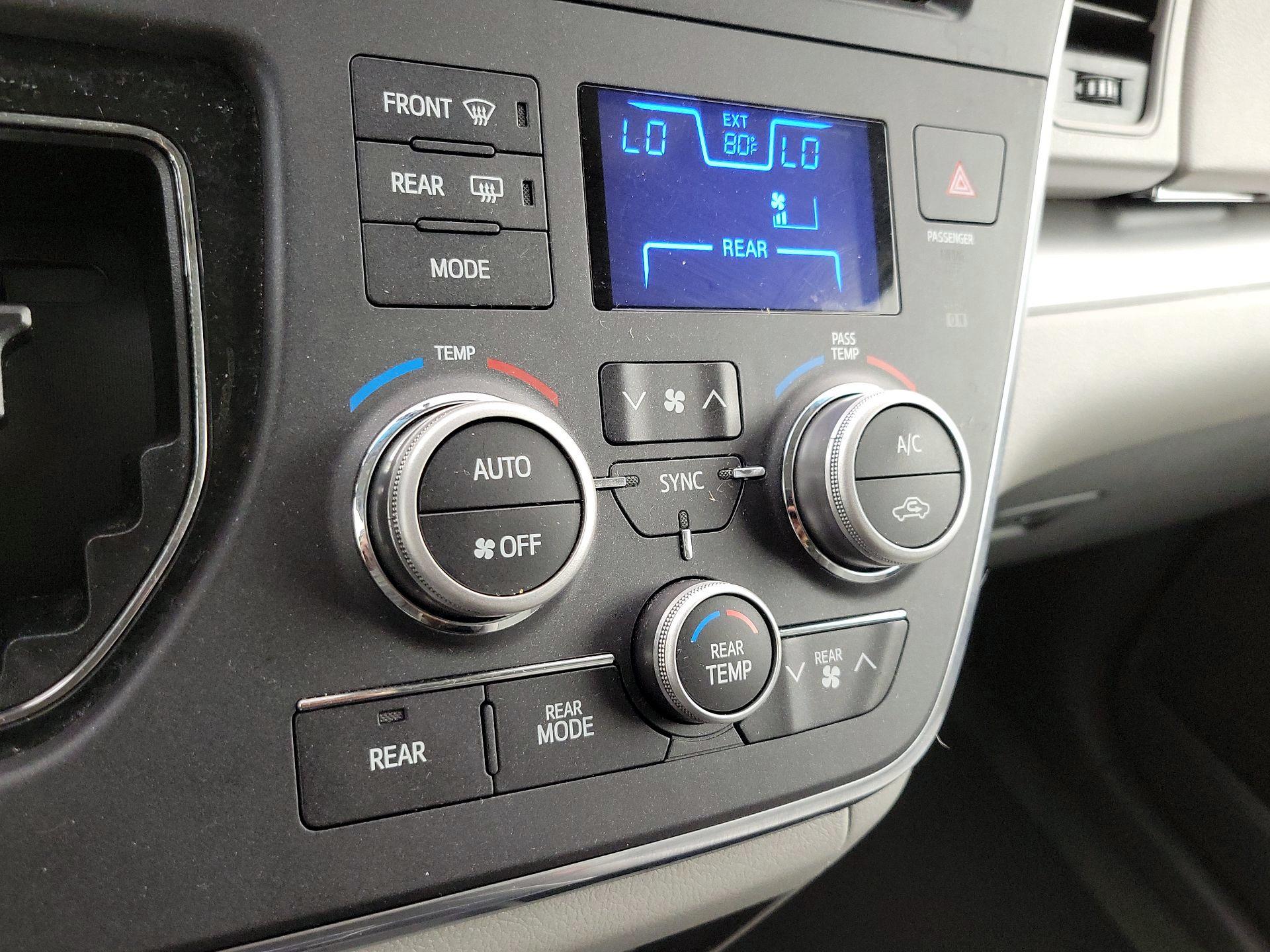 Thumbnail: 2017 Toyota Sienna - 16