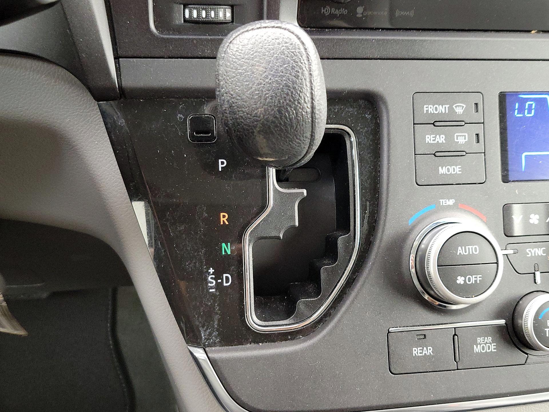Thumbnail: 2017 Toyota Sienna - 17
