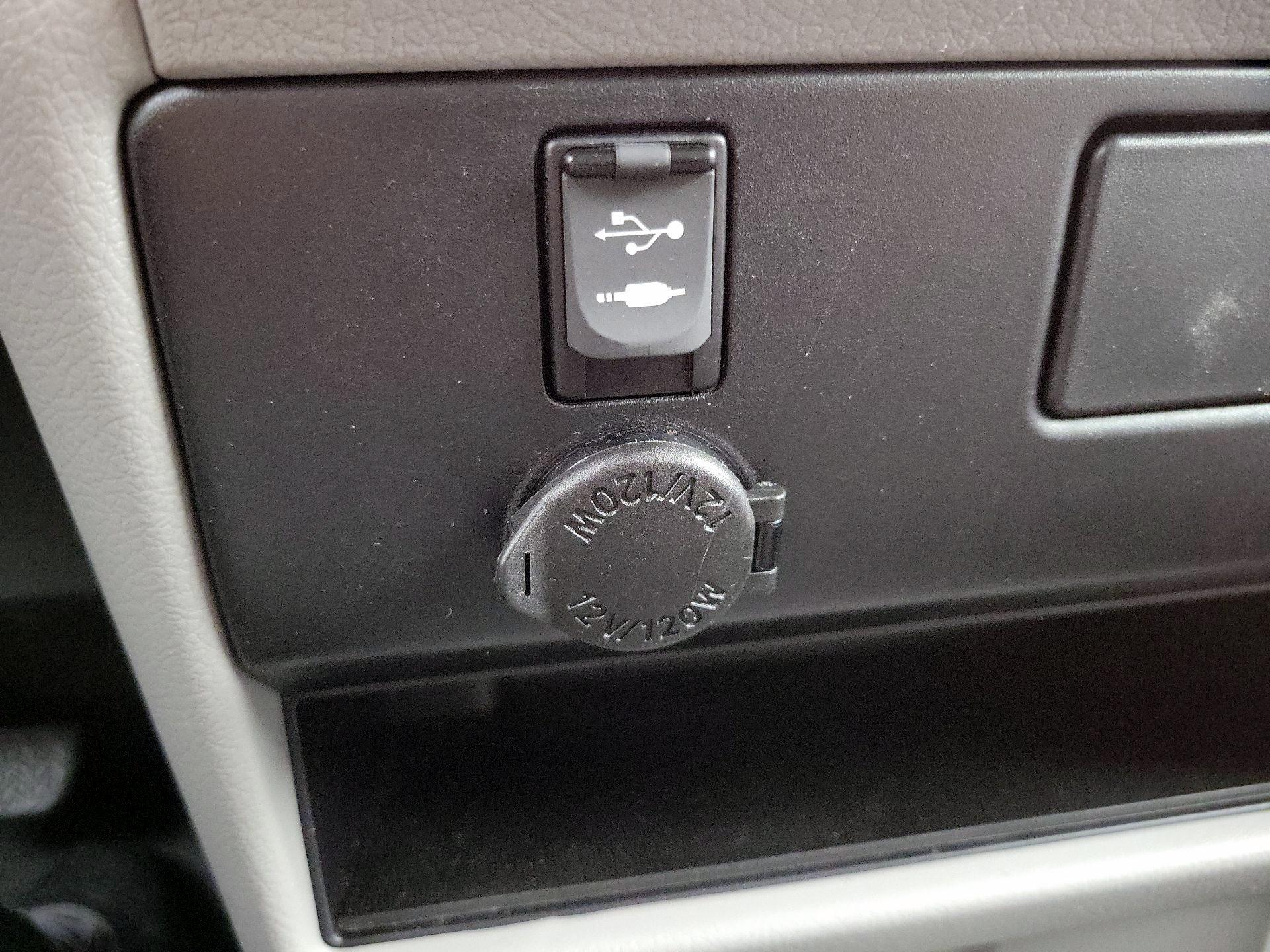 Thumbnail: 2017 Toyota Sienna - 18