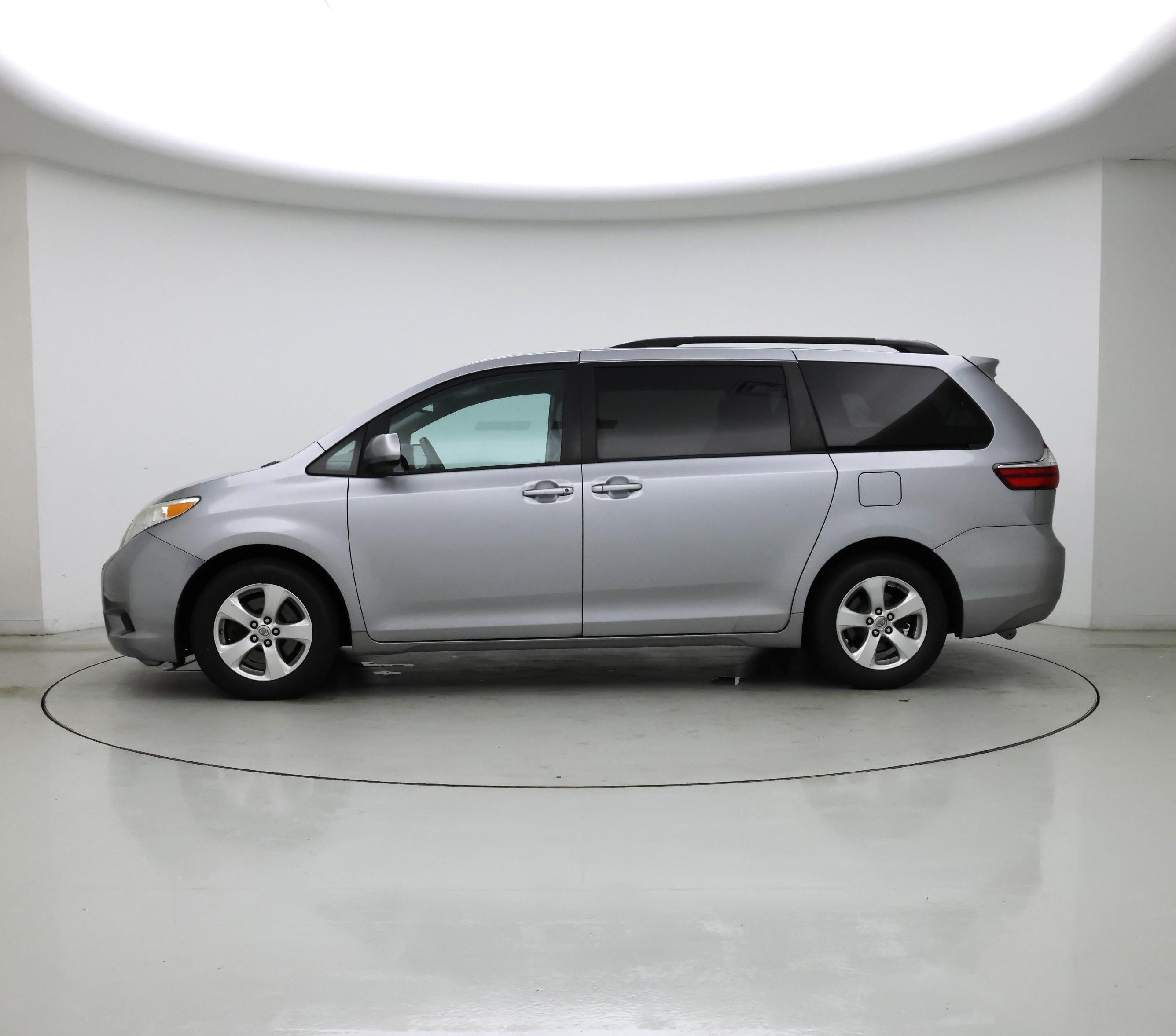 Thumbnail: 2017 Toyota Sienna - 3