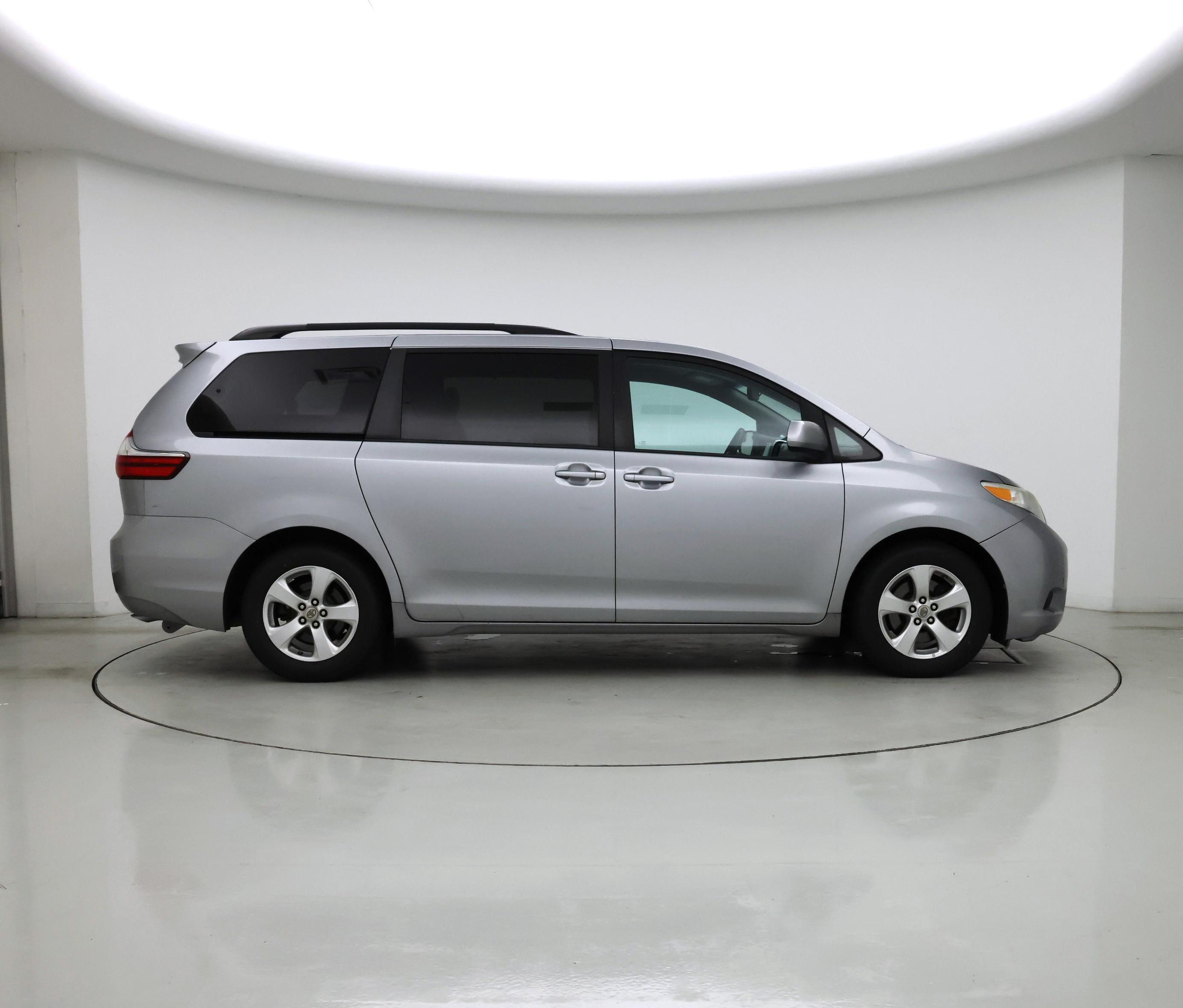 Thumbnail: 2017 Toyota Sienna - 7