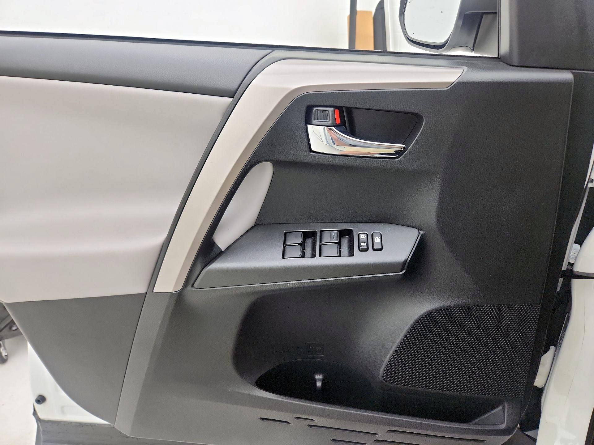 Thumbnail: 2018 Toyota RAV4 - 12