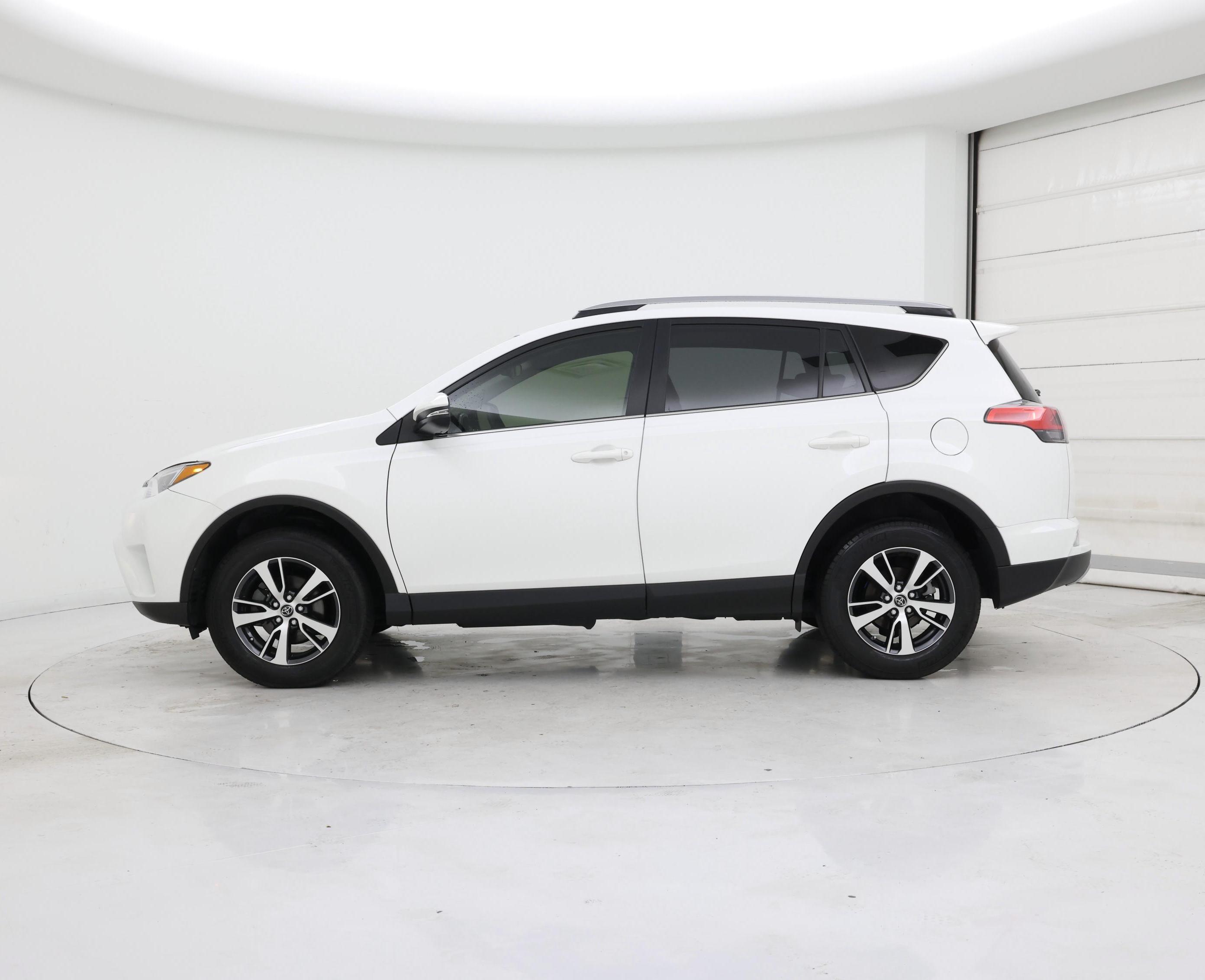 Thumbnail: 2018 Toyota RAV4 - 3