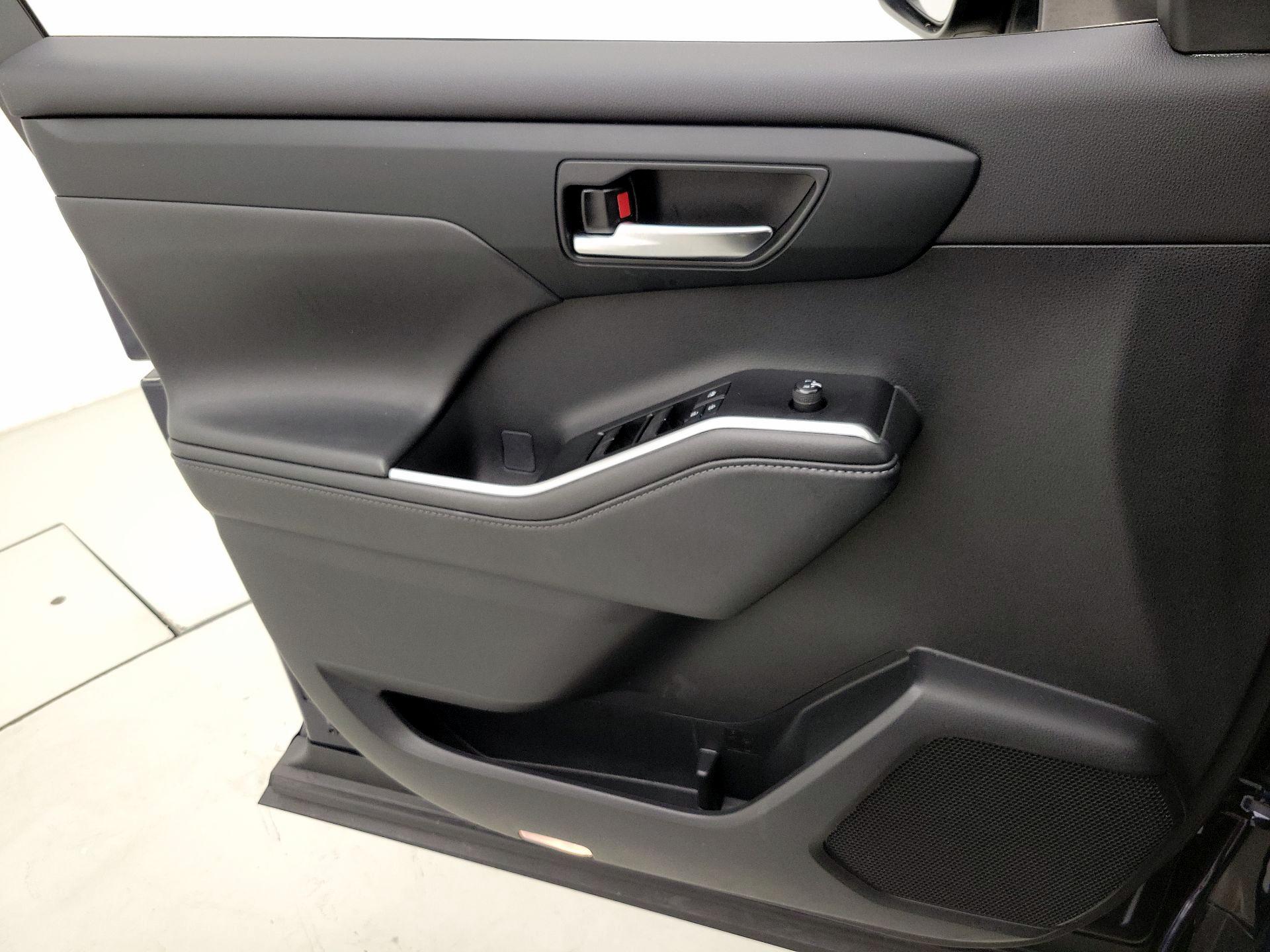 Thumbnail: 2021 Toyota Highlander - 12