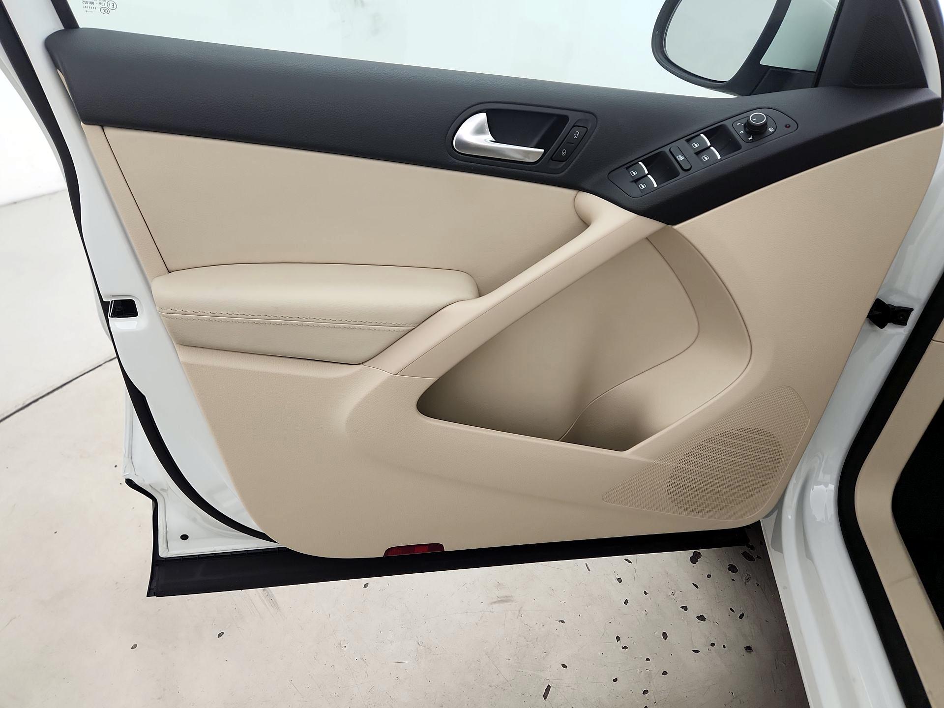 Thumbnail: 2016 Volkswagen Tiguan - 12
