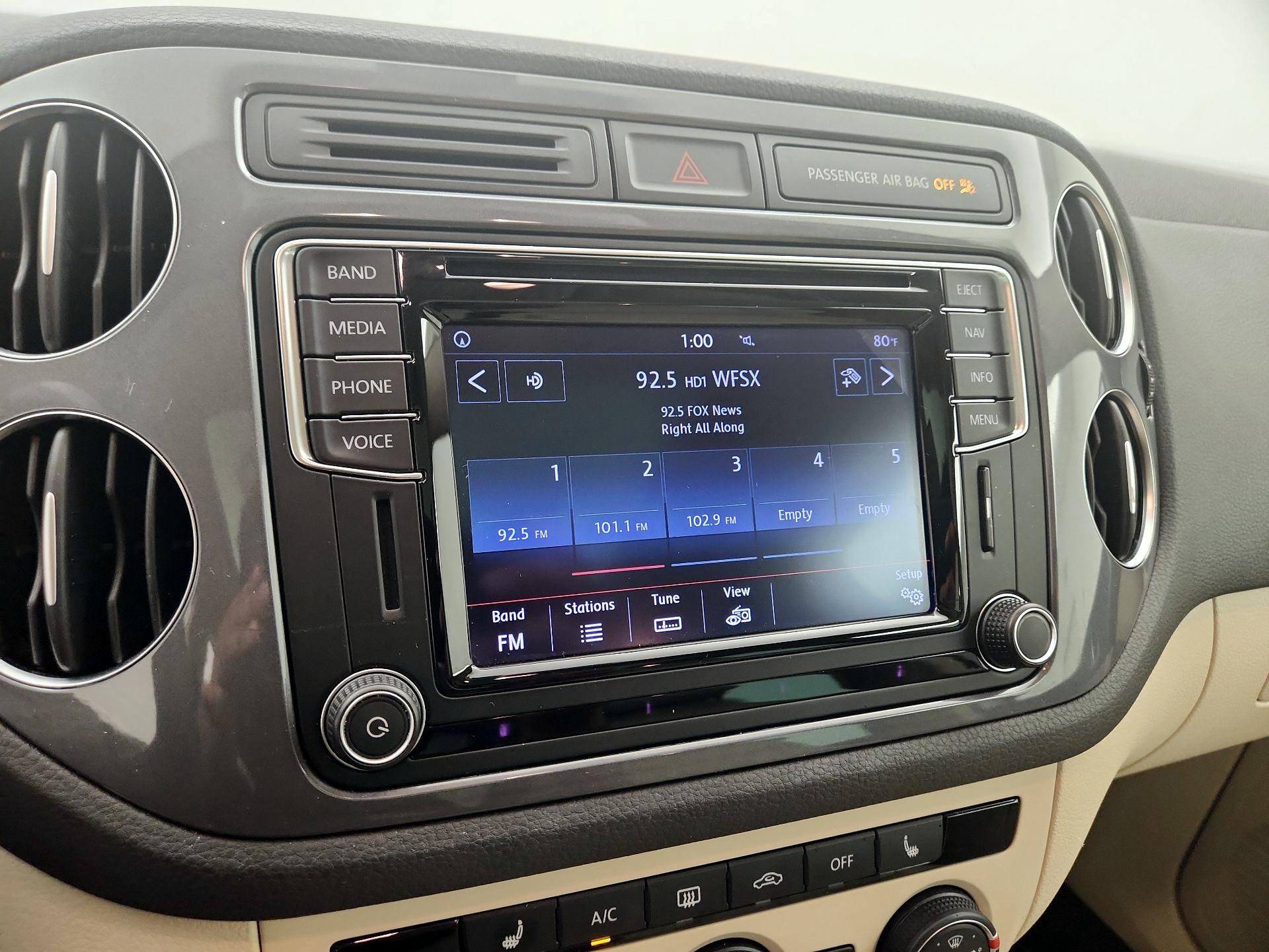 Thumbnail: 2016 Volkswagen Tiguan - 16
