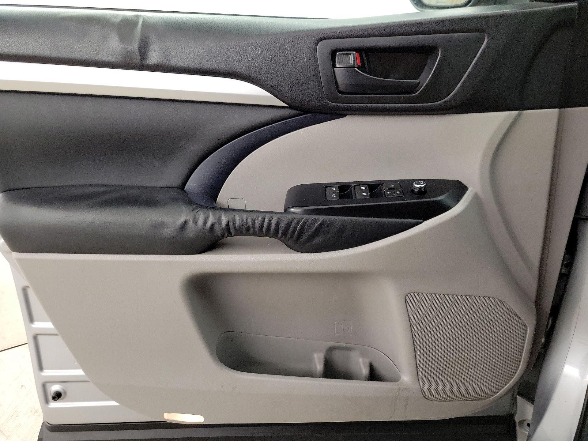Thumbnail: 2015 Toyota Highlander - 12