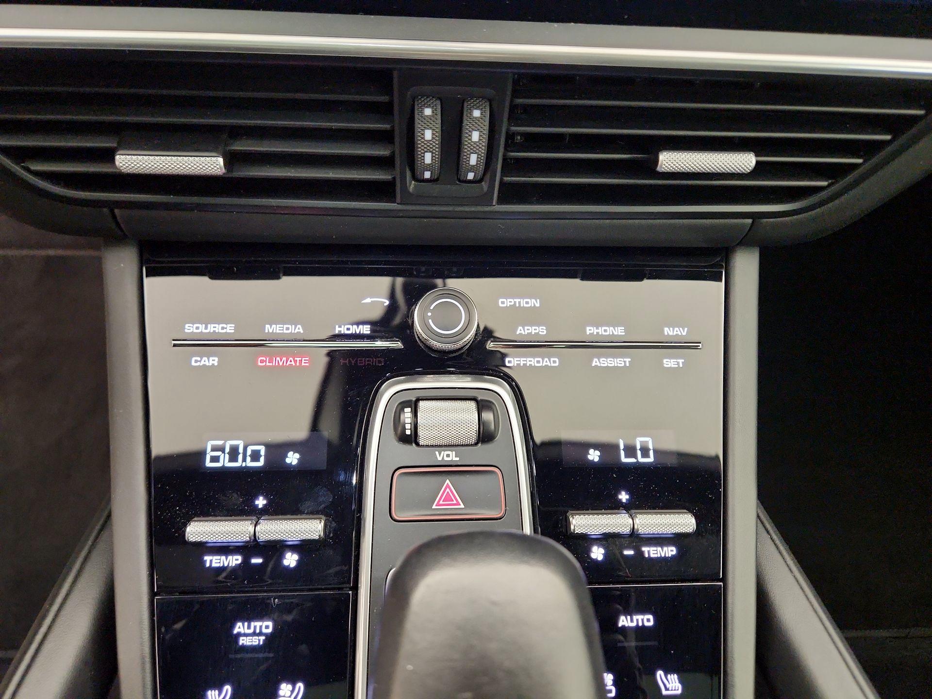 Thumbnail: 2020 Porsche Cayenne - 17