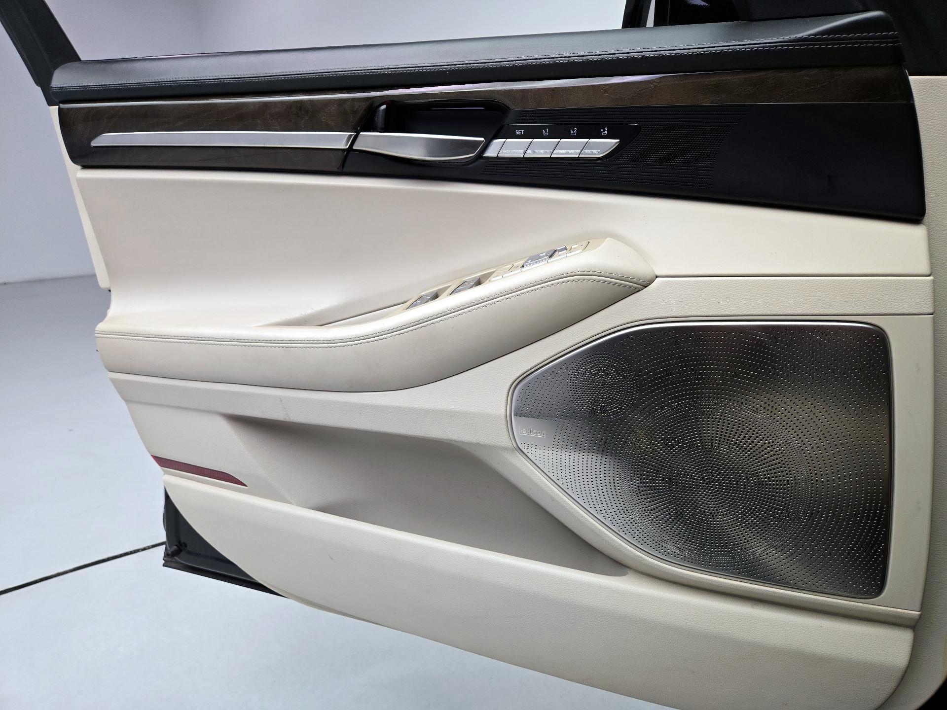 Thumbnail: 2017 Genesis G90 - 12