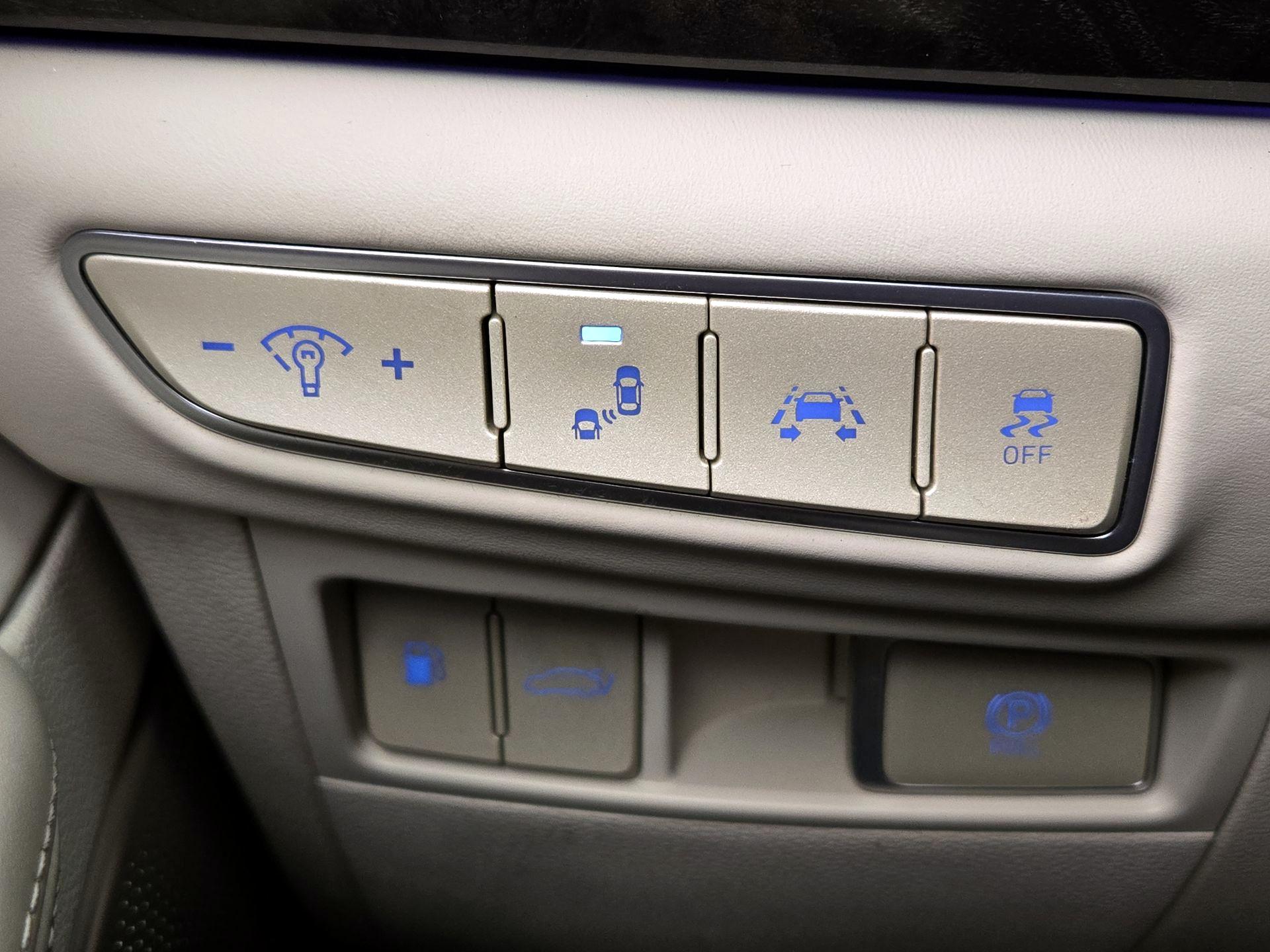 Thumbnail: 2017 Genesis G90 - 13