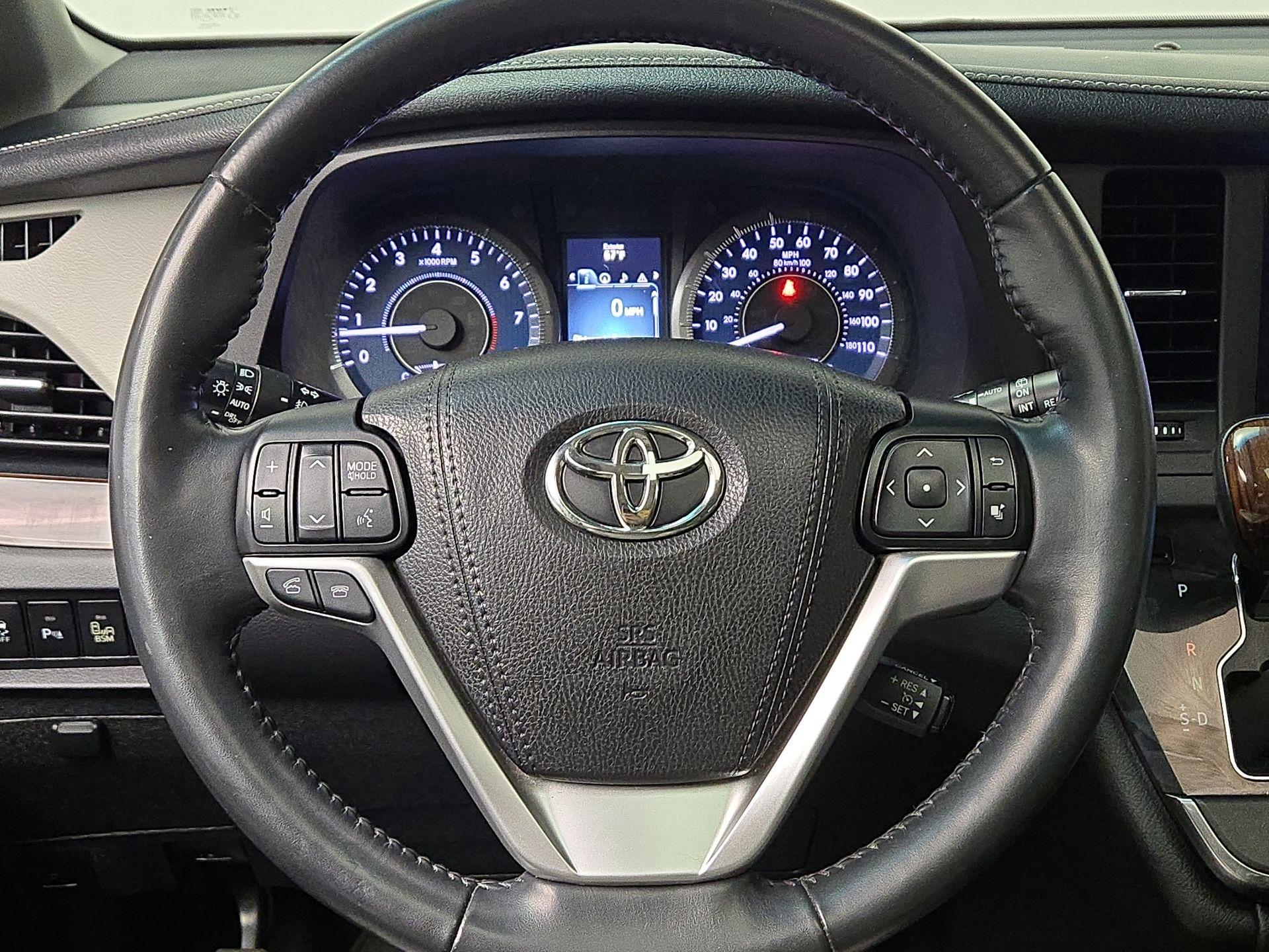 Thumbnail: 2017 Toyota Sienna - 10