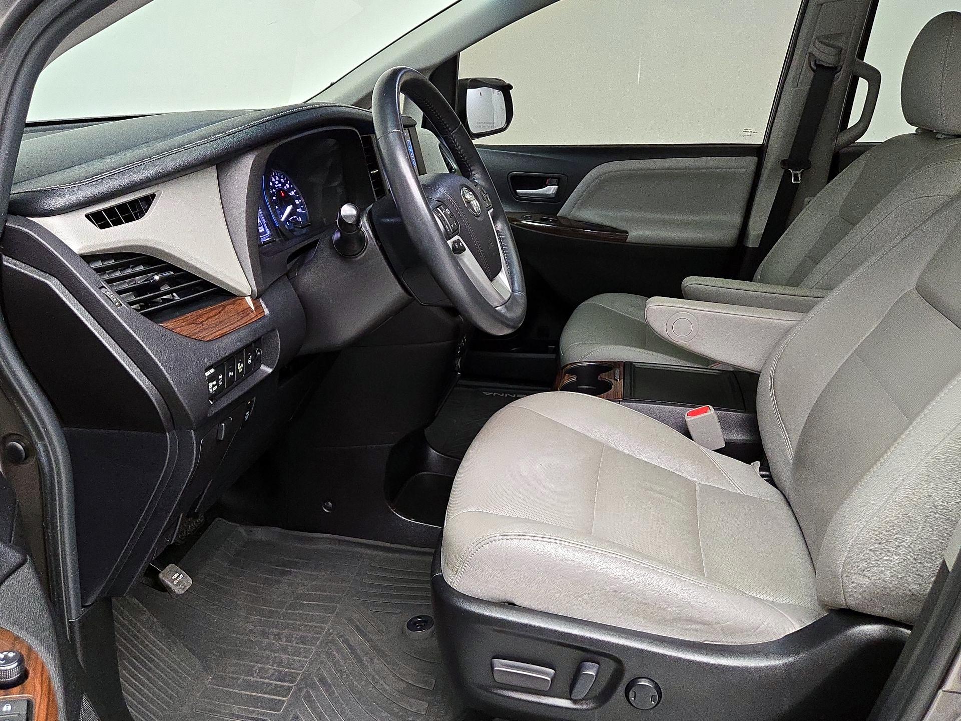 Thumbnail: 2017 Toyota Sienna - 11