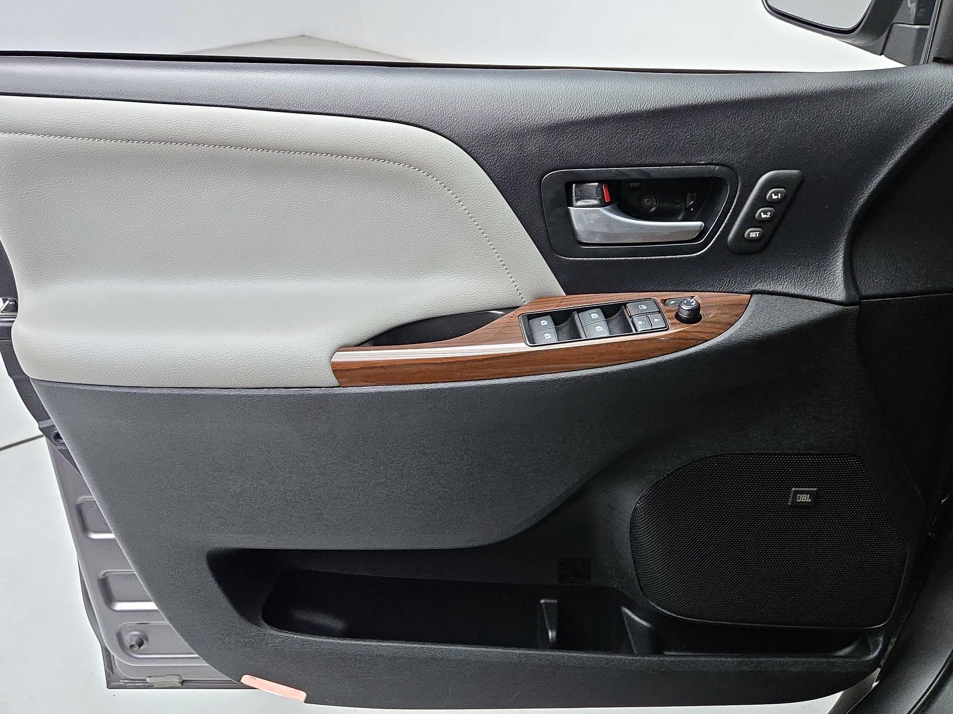 Thumbnail: 2017 Toyota Sienna - 12