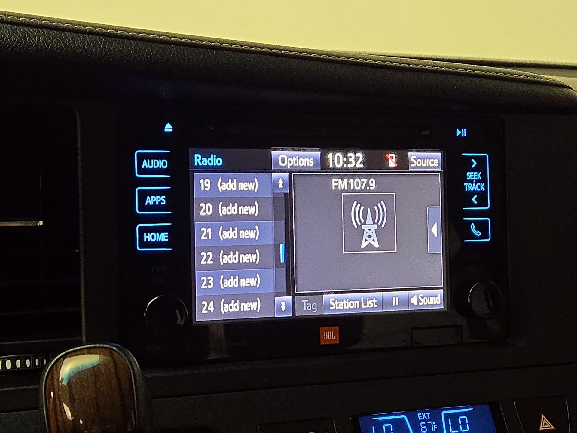 Thumbnail: 2017 Toyota Sienna - 15
