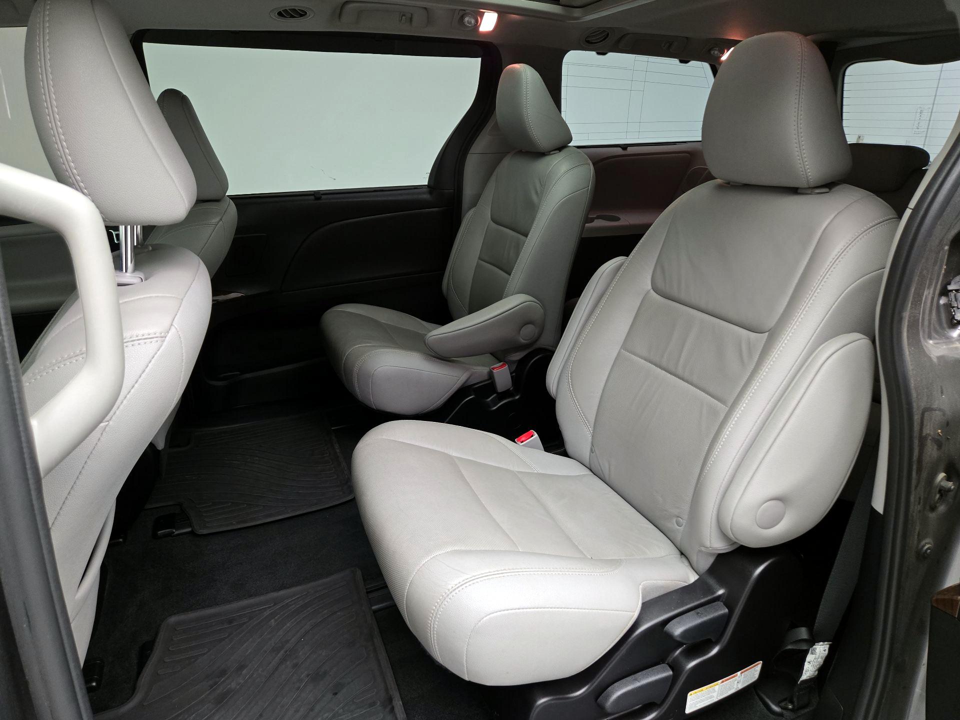 Thumbnail: 2017 Toyota Sienna - 20