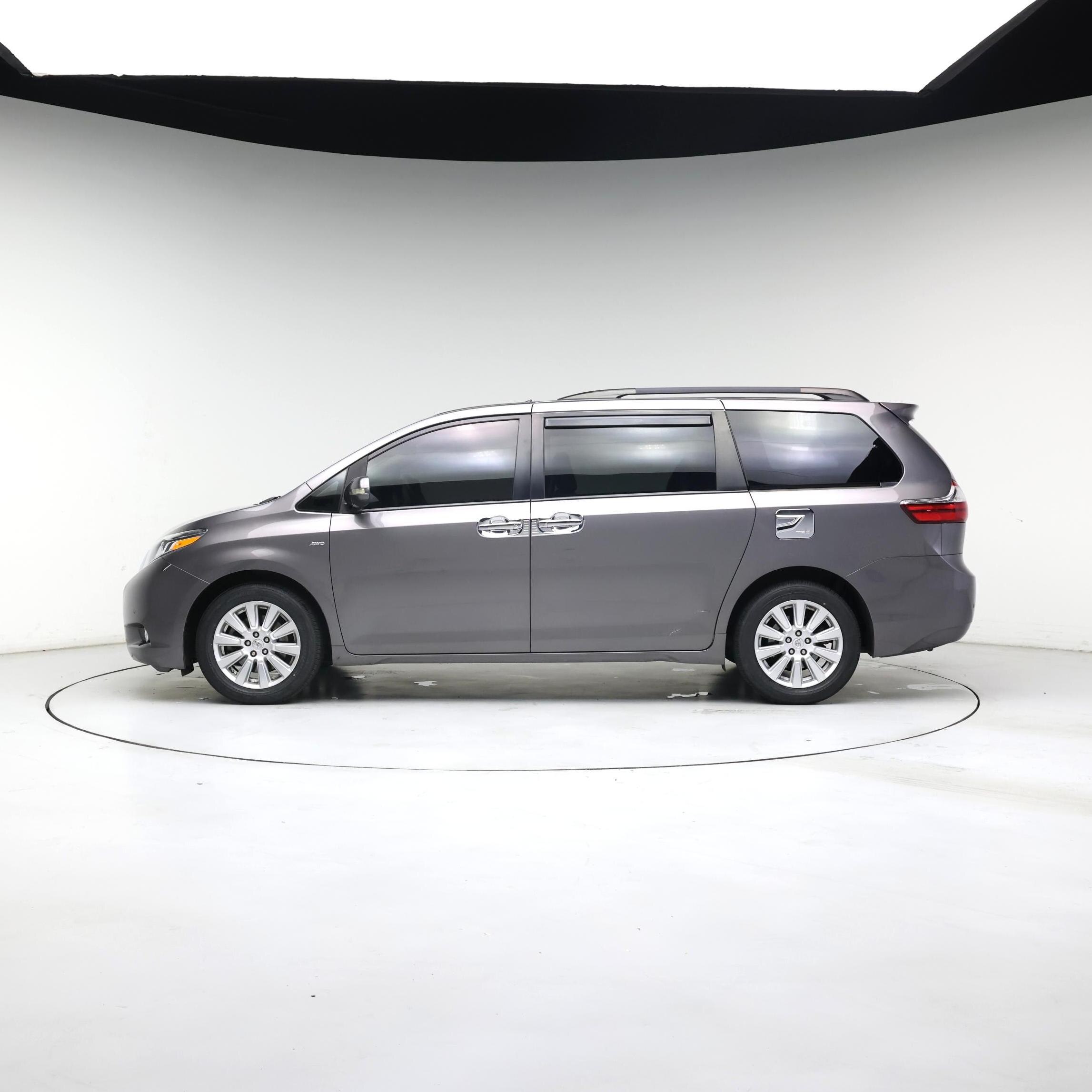 Thumbnail: 2017 Toyota Sienna - 3