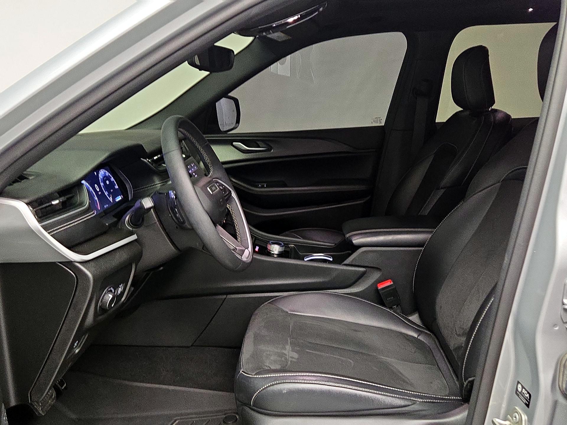 Thumbnail: 2023 Jeep Grand Cherokee - 11