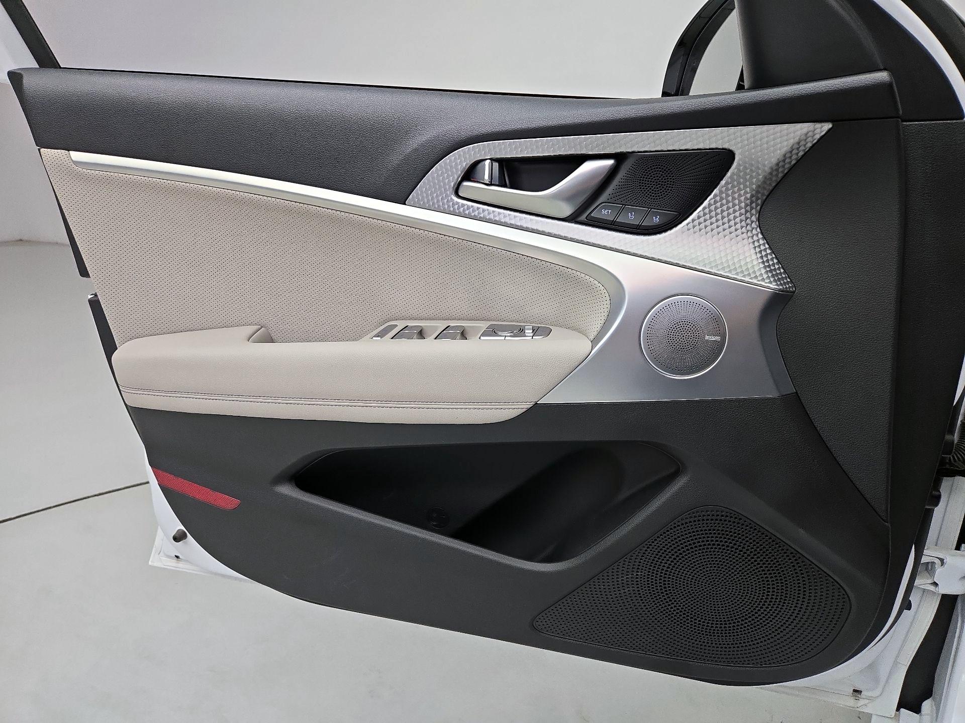 Thumbnail: 2023 Genesis G70 - 12