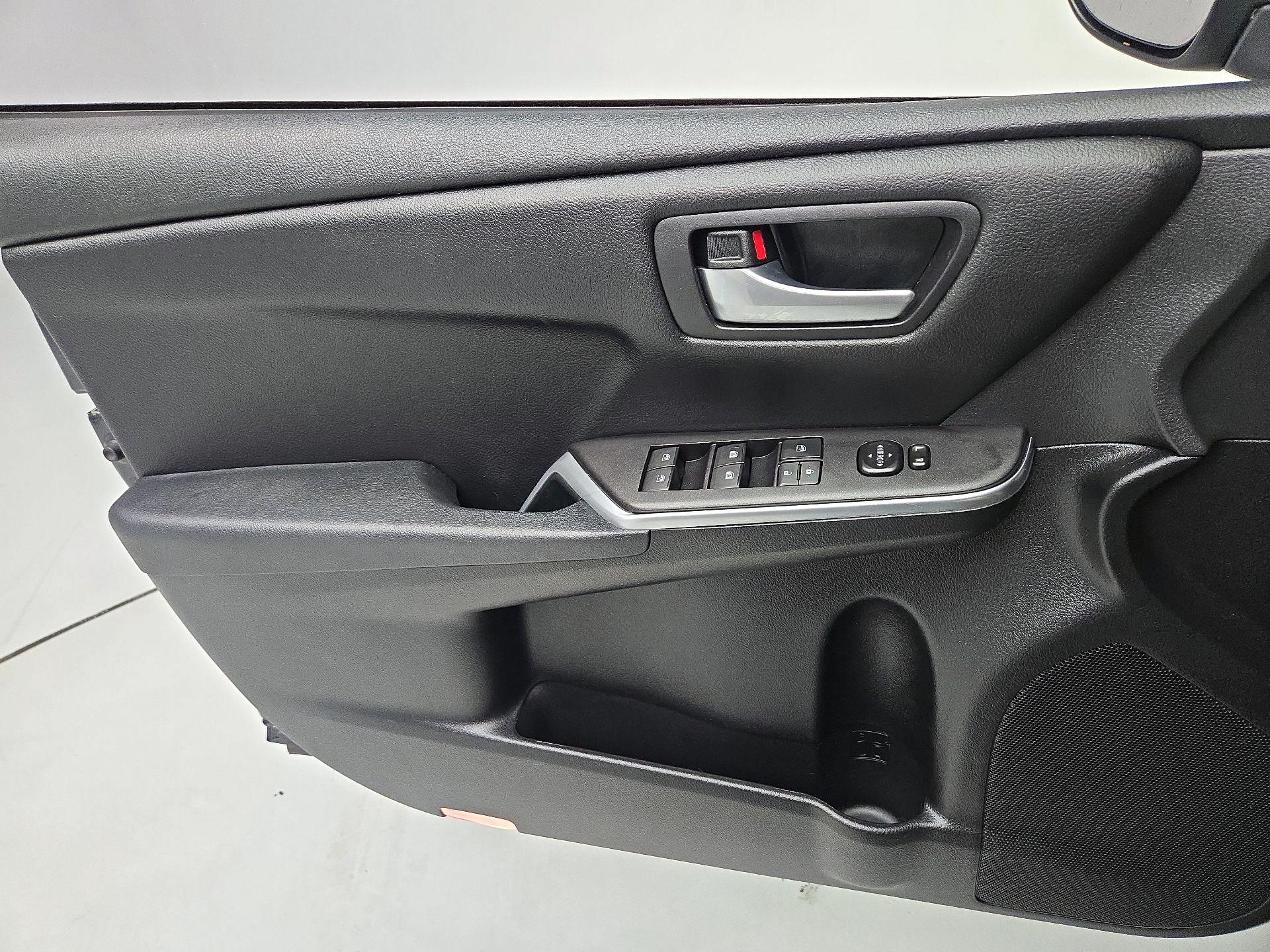 Thumbnail: 2016 Toyota Camry - 12