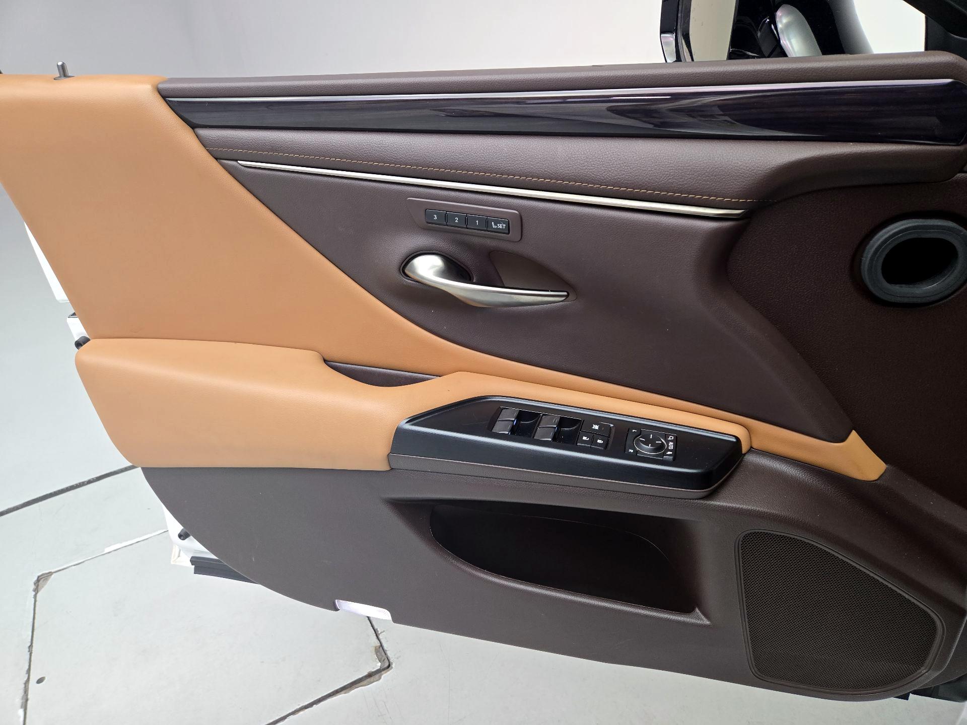 Thumbnail: 2020 Lexus ES - 12