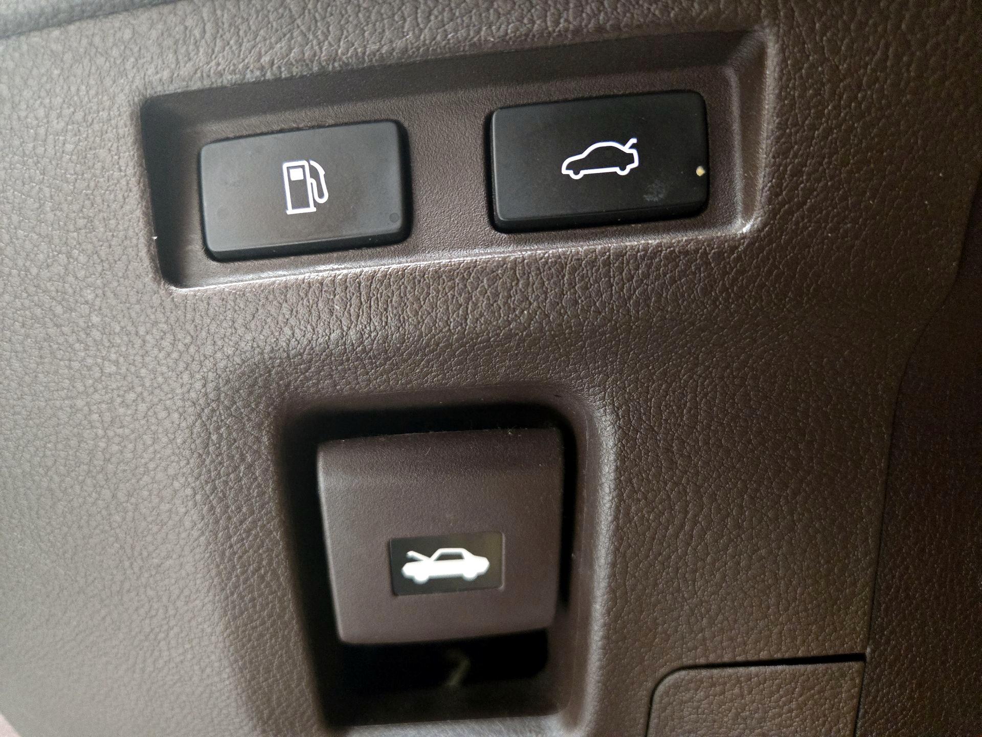 Thumbnail: 2020 Lexus ES - 13