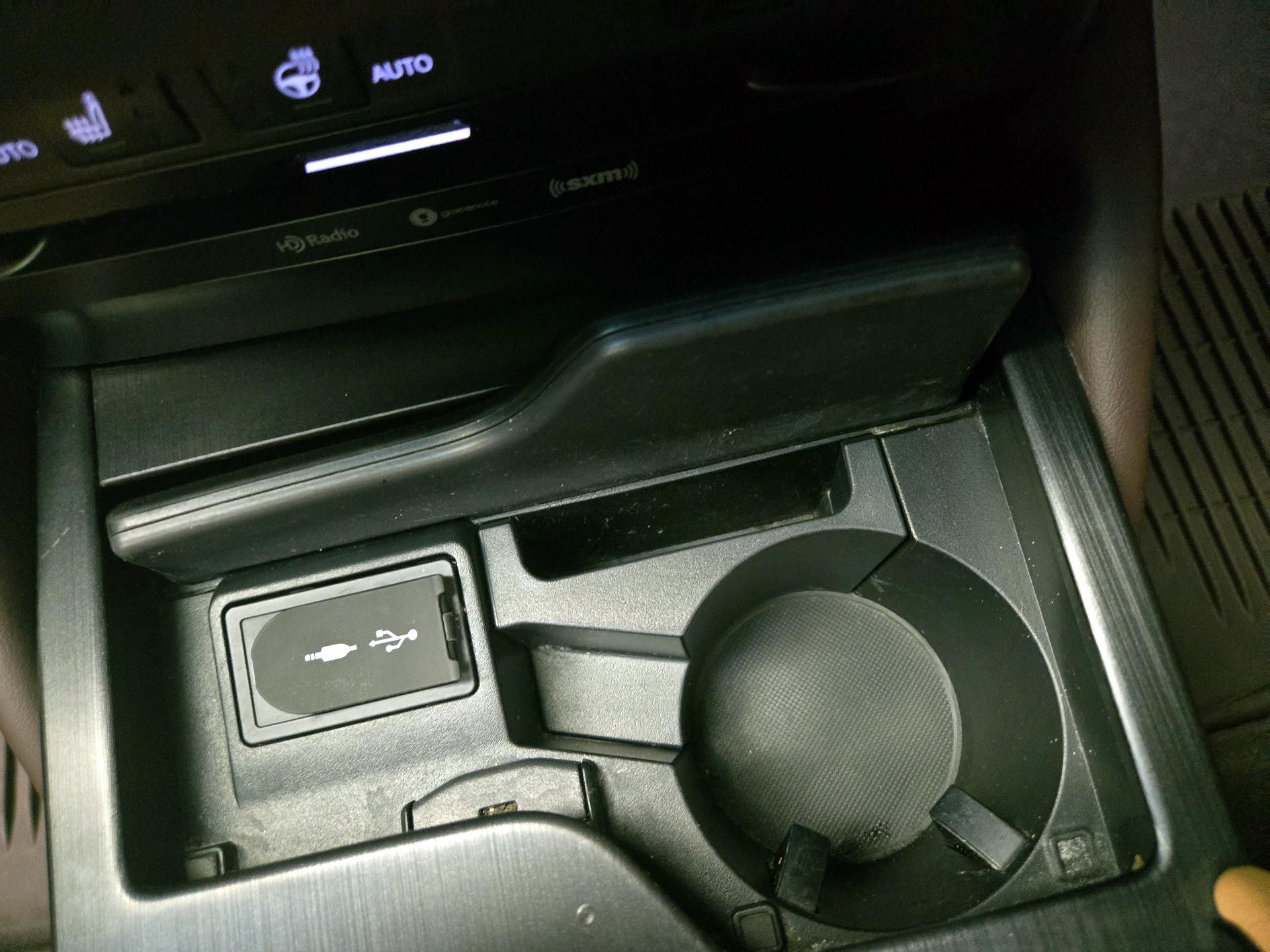 Thumbnail: 2020 Lexus ES - 18