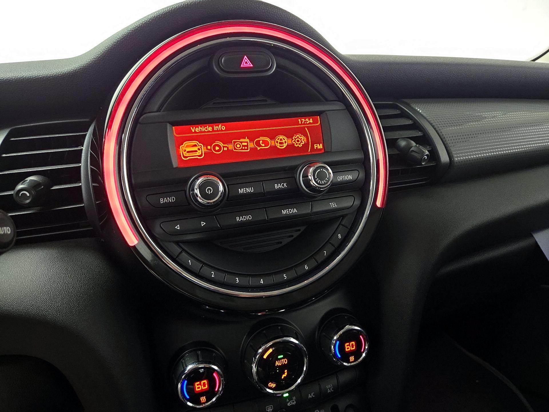 Thumbnail: 2016 MINI Cooper Hardtop - 14