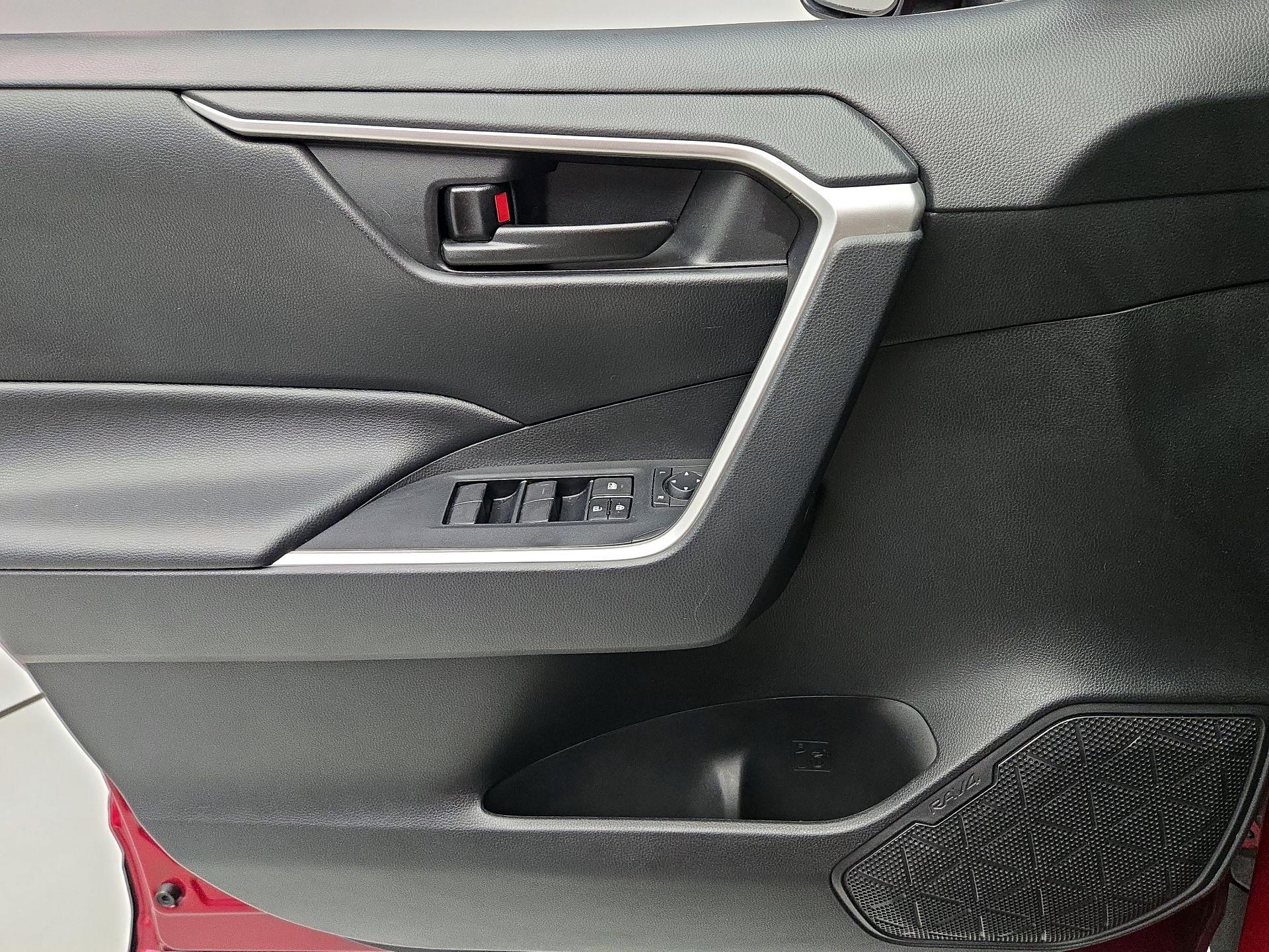 Thumbnail: 2020 Toyota RAV4 - 12