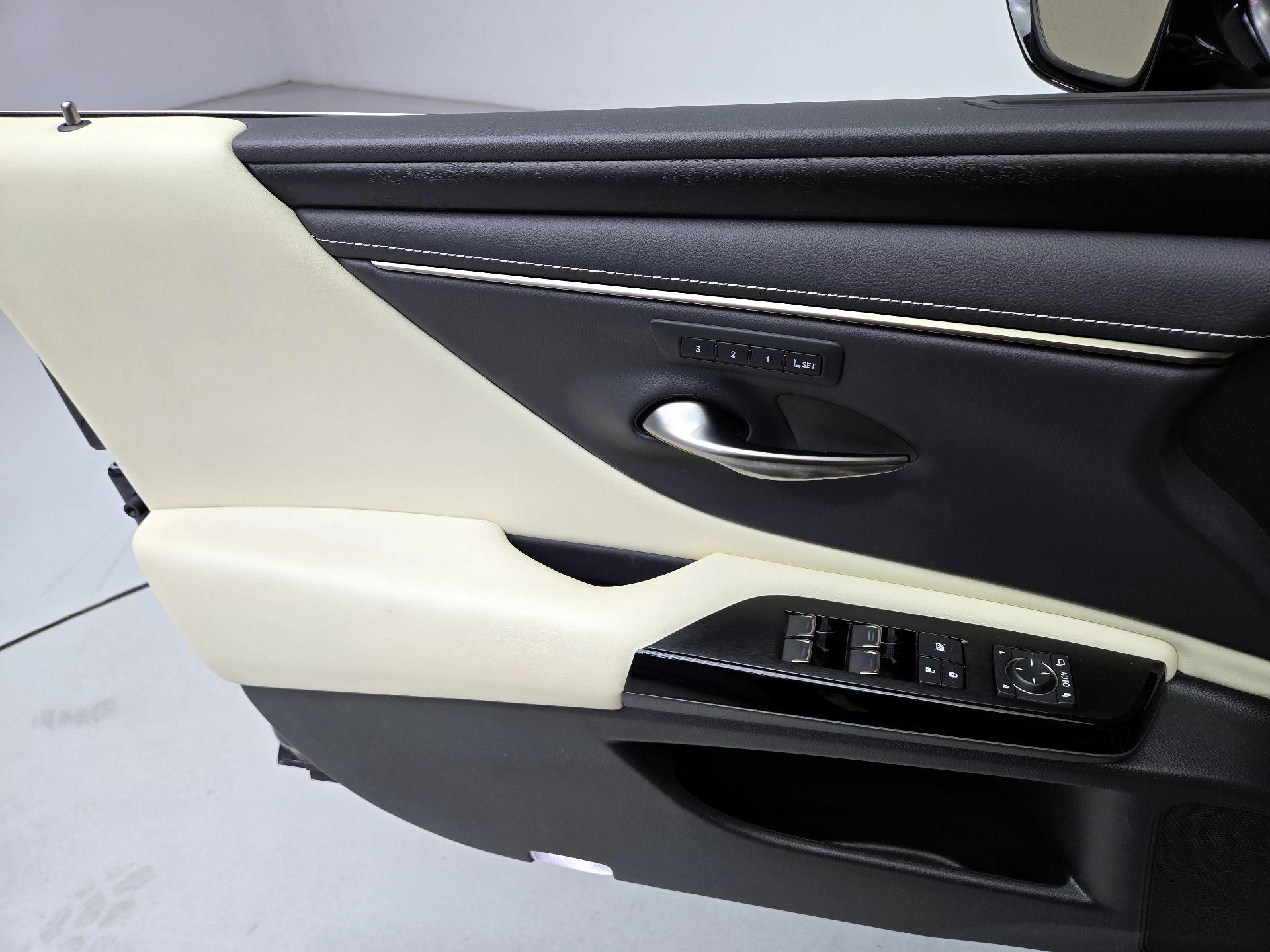 Thumbnail: 2022 Lexus ES - 12