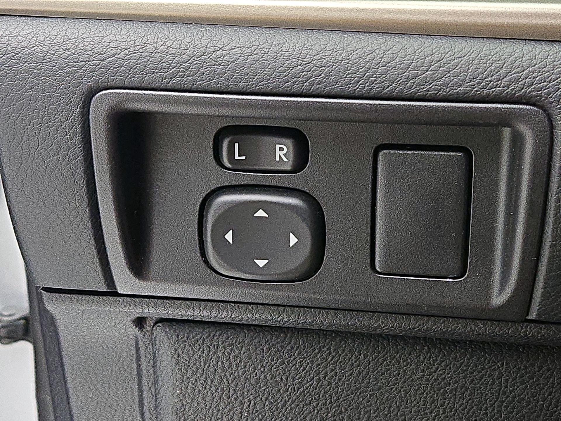 Thumbnail: 2015 Lexus ES - 13
