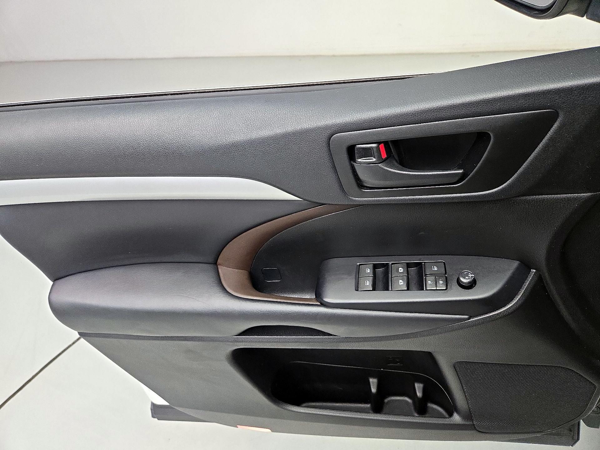 Thumbnail: 2019 Toyota Highlander - 12