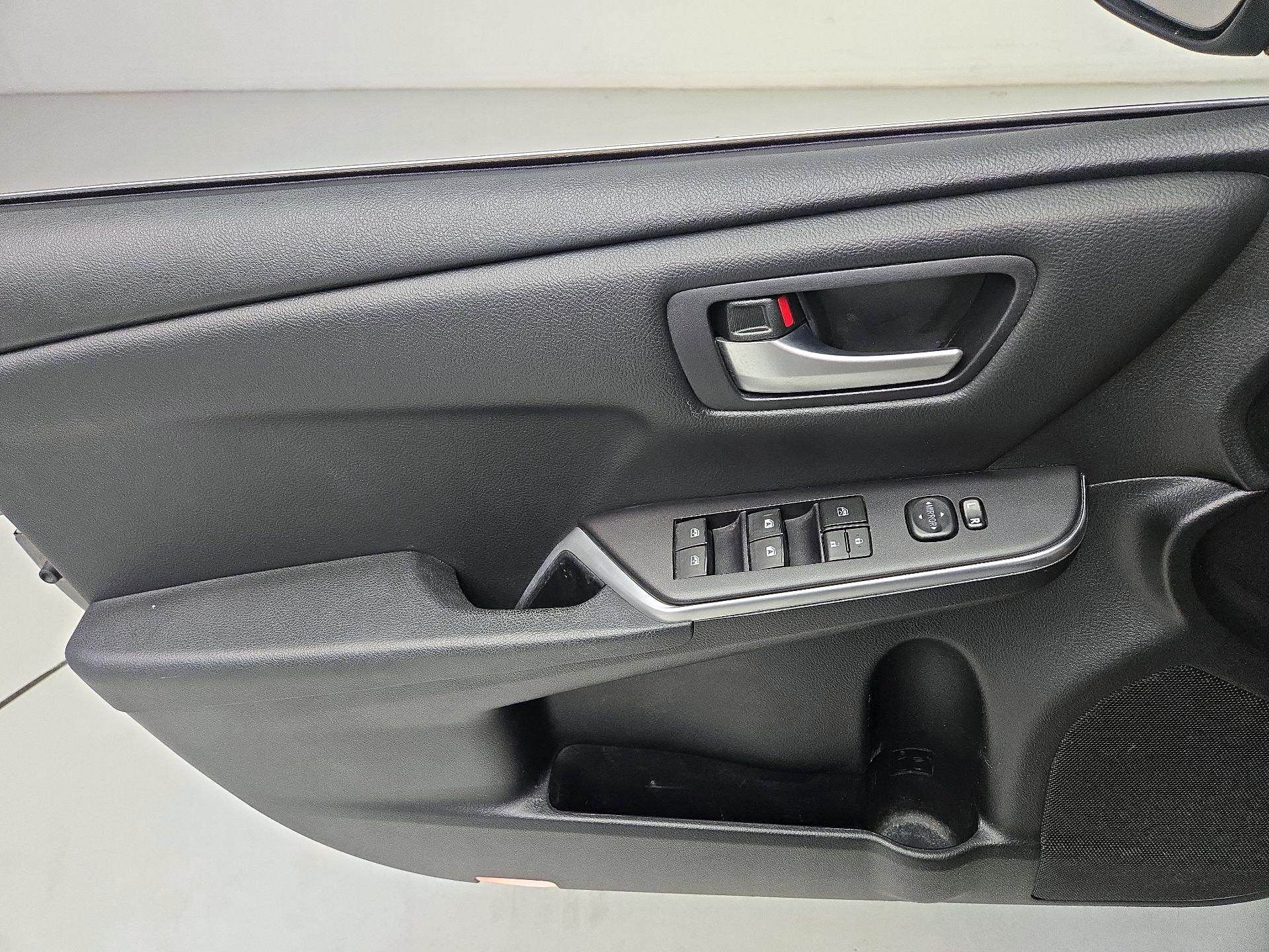 Thumbnail: 2015 Toyota Camry - 12