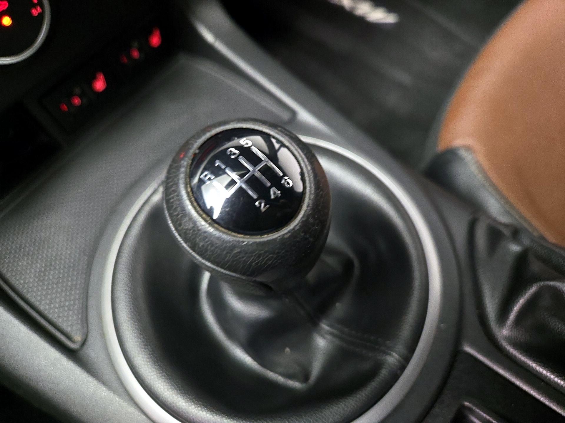Thumbnail: 2015 Mazda MX-5 Miata - 16