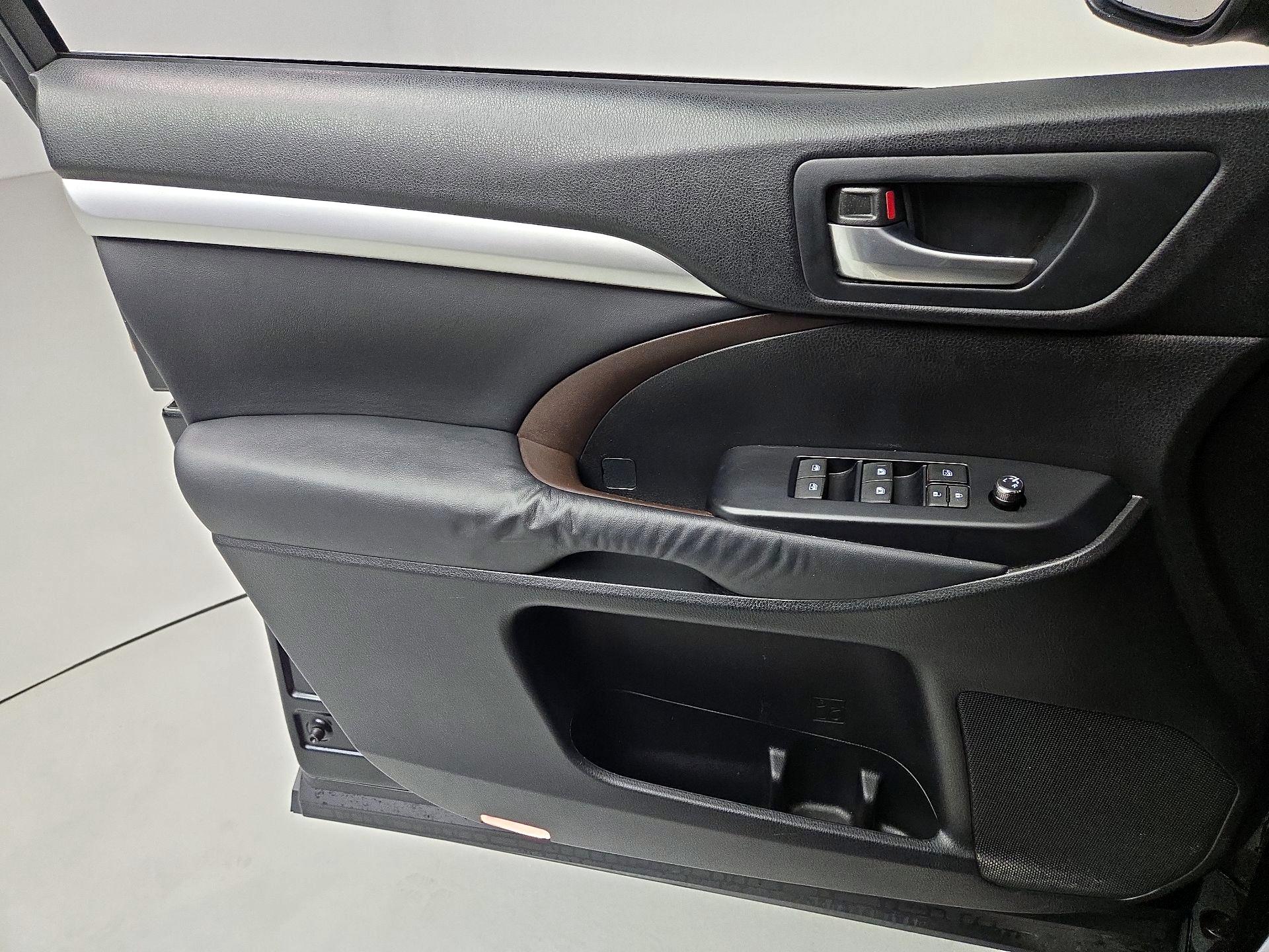 Thumbnail: 2015 Toyota Highlander - 12